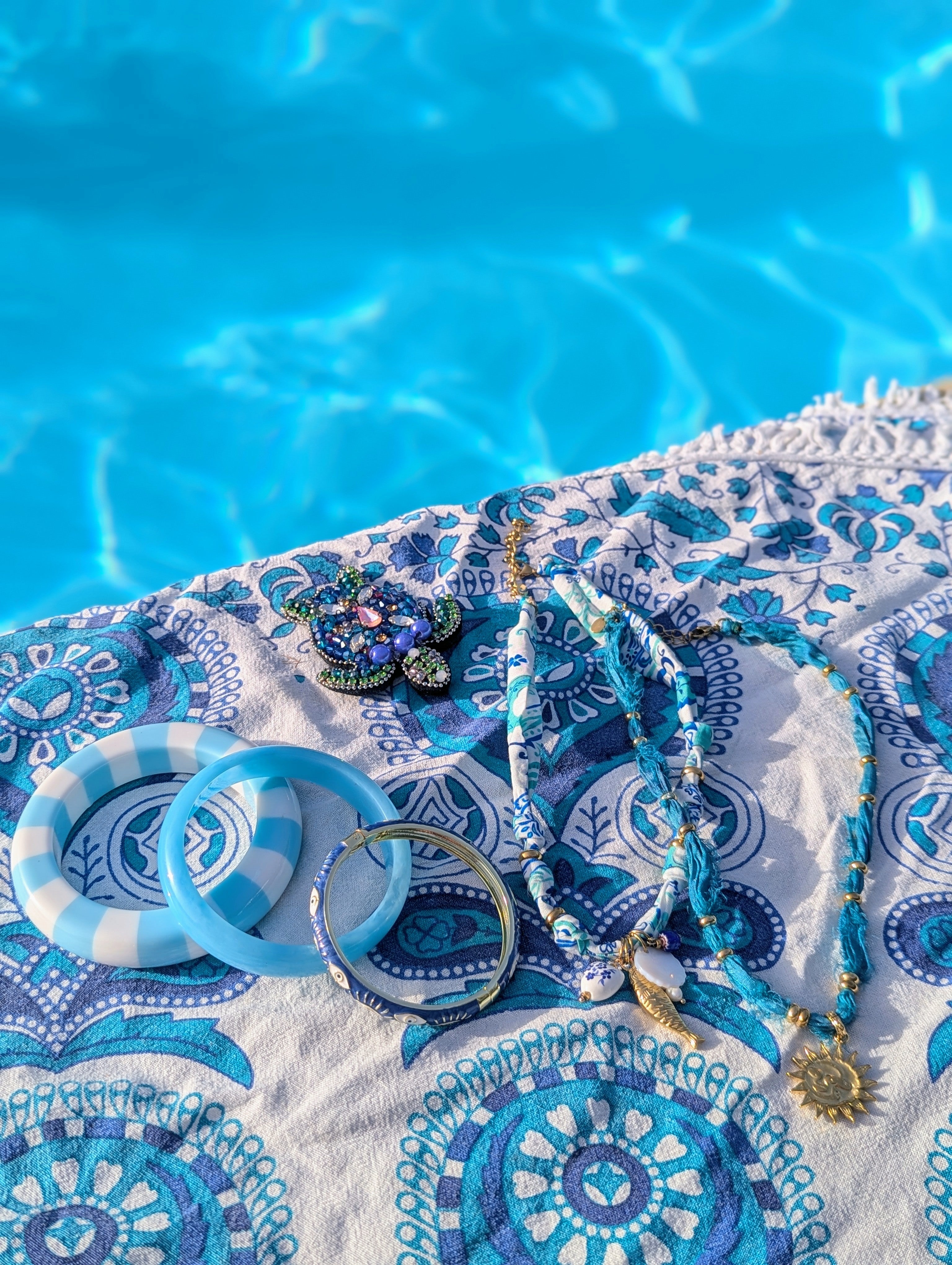 Bijoux en acier inoxydable bleu jonc thailandais collier pampilles avec soleil poisson jonc en résine résistant à l'eau mode femme sud landes
