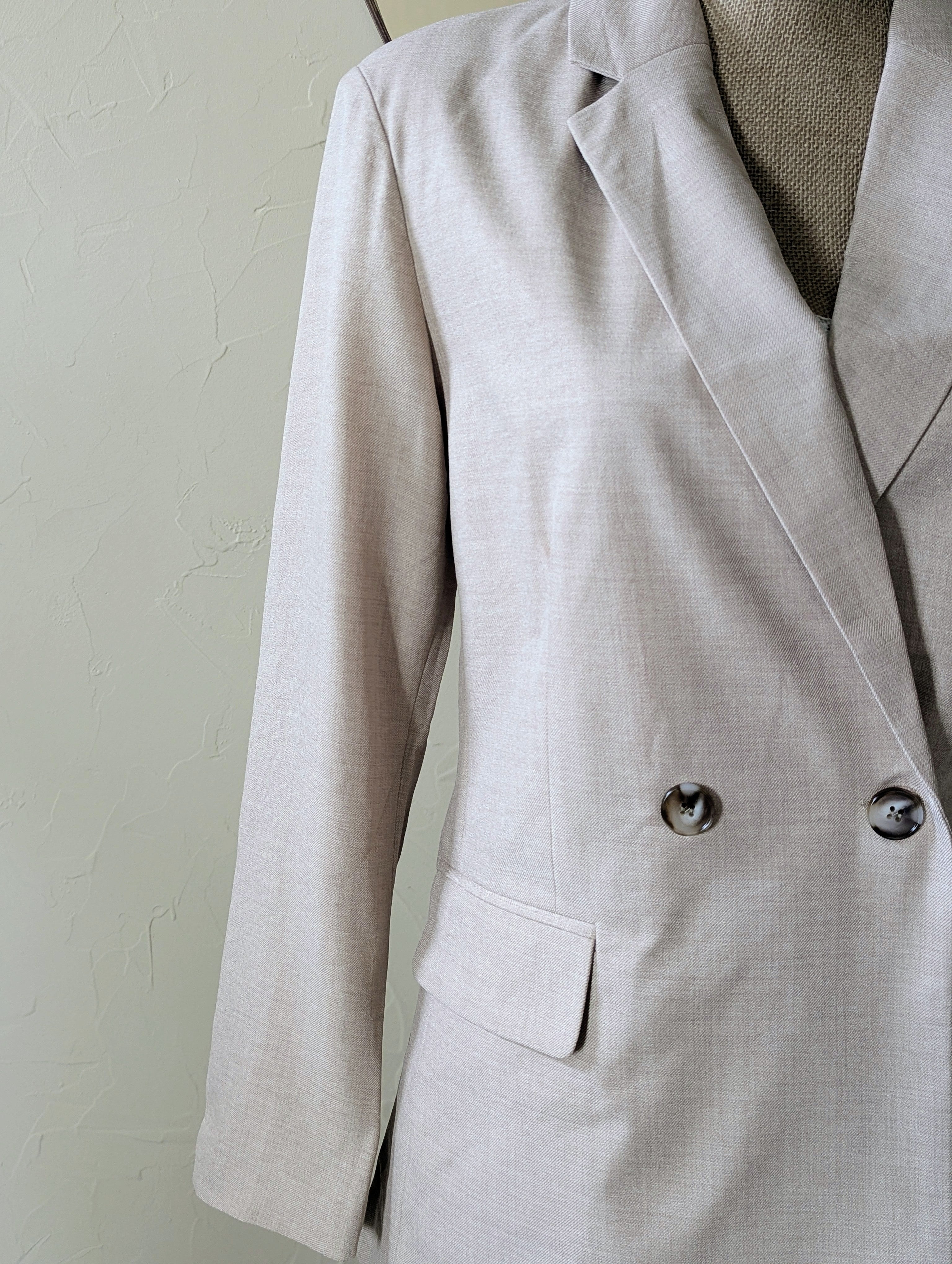 Ensemble Blazer Pantalon Beige 
Blazer Longu et Pantalon taille Haute Matière légère Tenue Cérémonies  Mode Femme Ondres Labenne