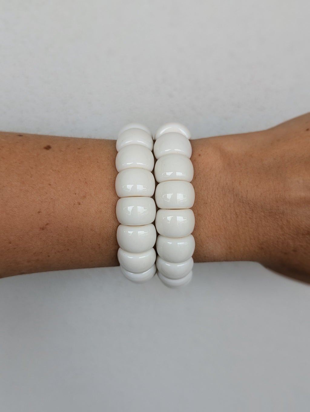 Bracelet blanc élastique avec des grosses perles mode femme grande taille pulpeuse curvy sud landes Ondres Hossegor