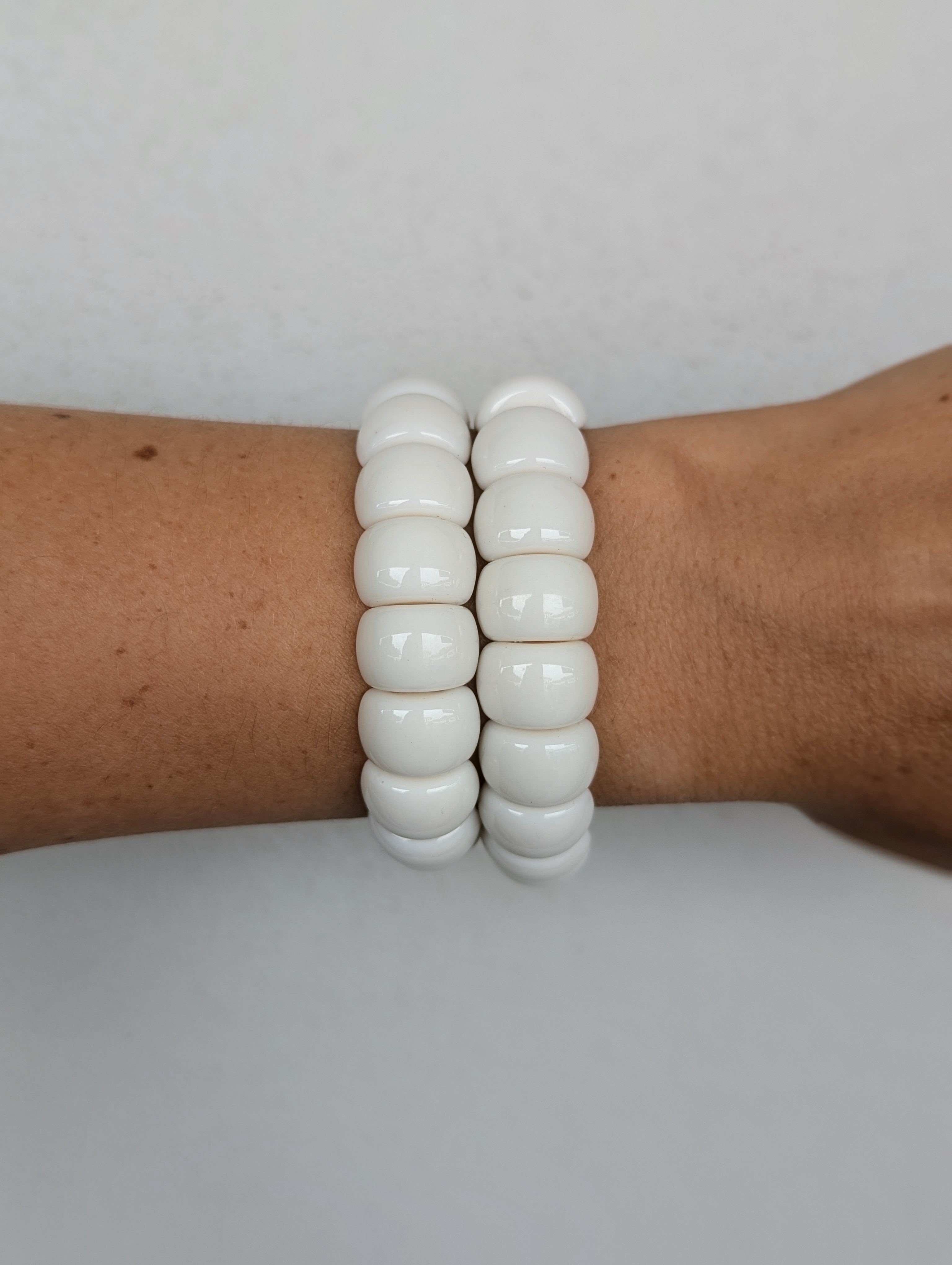 Bracelet blanc élastique avec des grosses perles mode femme grande taille pulpeuse curvy sud landes Ondres Hossegor