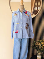 Chemise rayée  bleu et blanche avec des imprimés animaux : perroquet, léopard, fleurs et  banane. Mode pour femme grande taille pulpeuse curvy boutique mode sud landes ondres