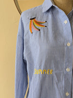 Chemise rayée  bleu et blanche avec des imprimés animaux : perroquet, léopard, fleurs et  banane. Mode pour femme grande taille pulpeuse curvy boutique mode sud landes ondres