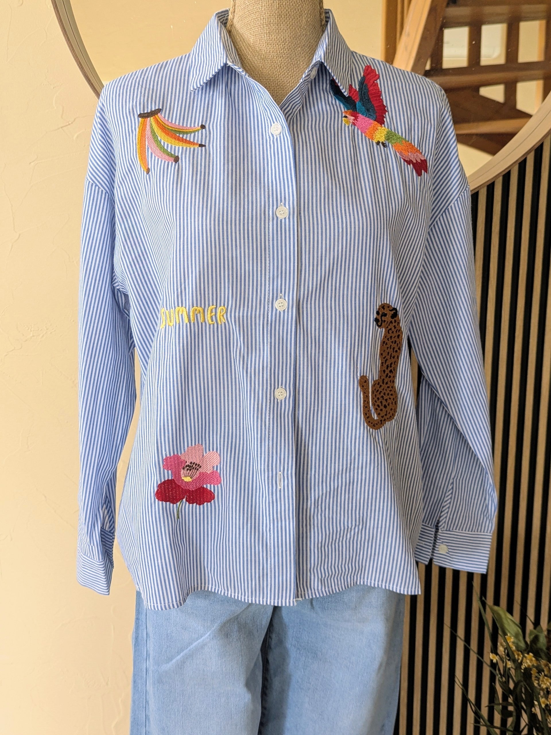 Chemise rayée  bleu et blanche avec des imprimés animaux : perroquet, léopard, fleurs et  banane. Mode pour femme grande taille pulpeuse curvy boutique mode sud landes ondres