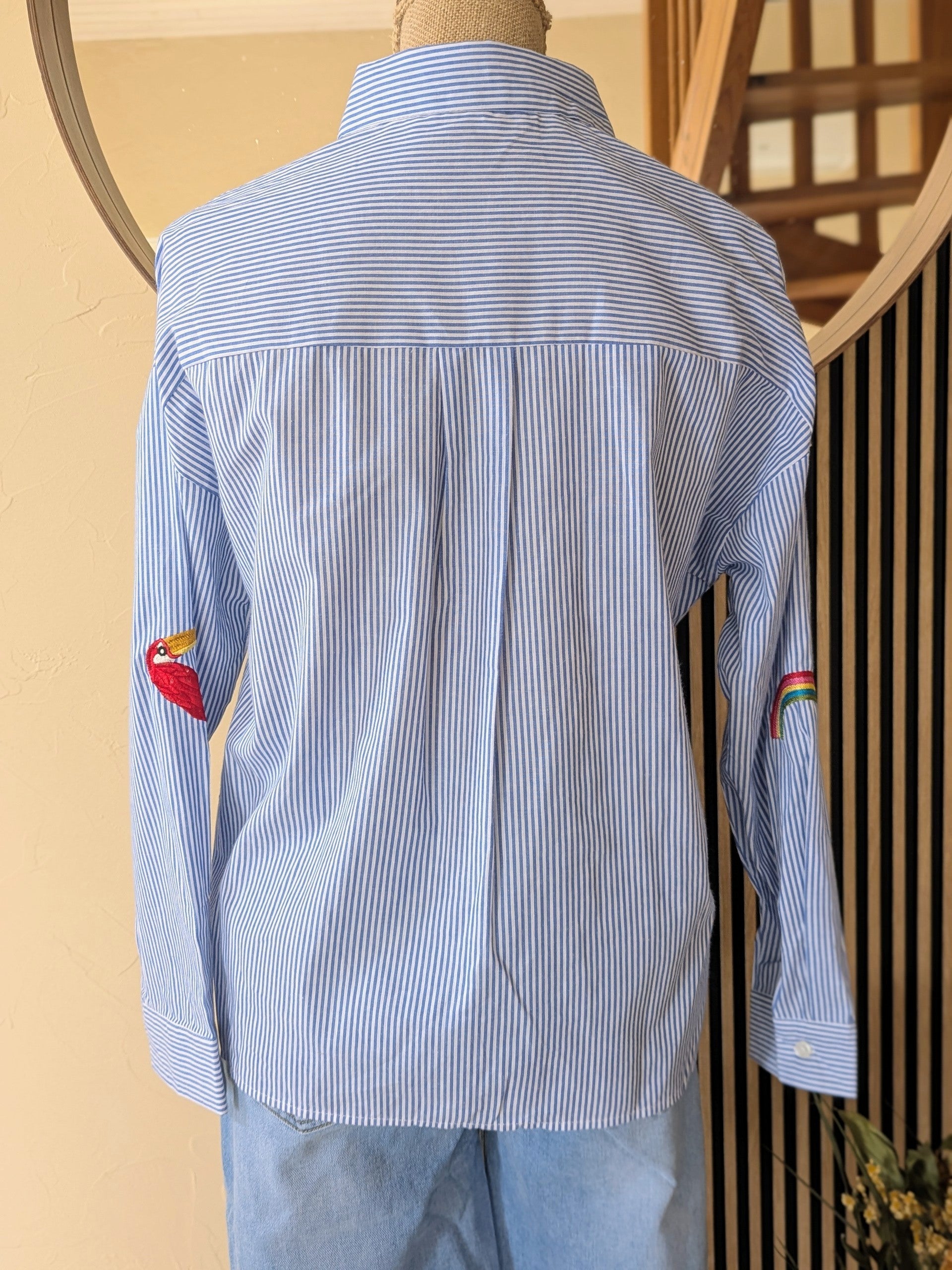 Chemise rayée  bleu et blanche avec des imprimés animaux : perroquet, léopard, fleurs et  banane. Mode pour femme grande taille pulpeuse curvy boutique mode sud landes ondres