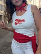 Débardeur blanc avec un homard rouge en perles. Top parfait pour tous les jours ou pour faire les fêtes de Bayonne et Pampelune. Mode femme boutique Ondres Sud Landes