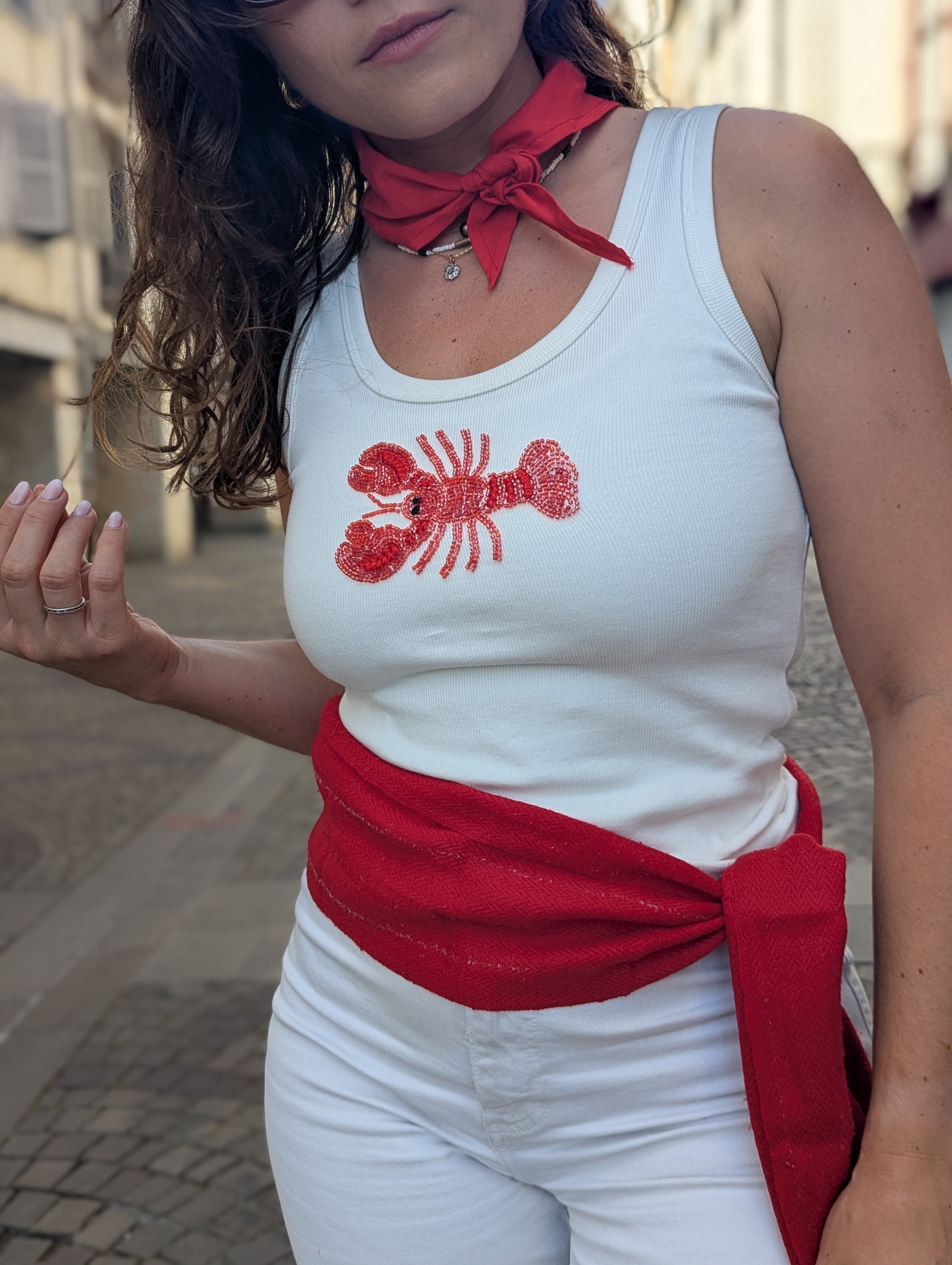 Débardeur blanc avec un homard rouge en perles. Top parfait pour tous les jours ou pour faire les fêtes de Bayonne et Pampelune. Mode femme boutique Ondres Sud Landes