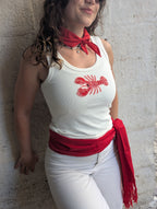 Débardeur blanc avec un homard rouge en perles. Top parfait pour tous les jours ou pour faire les fêtes de Bayonne et Pampelune. Mode femme boutique Ondres Sud Landes