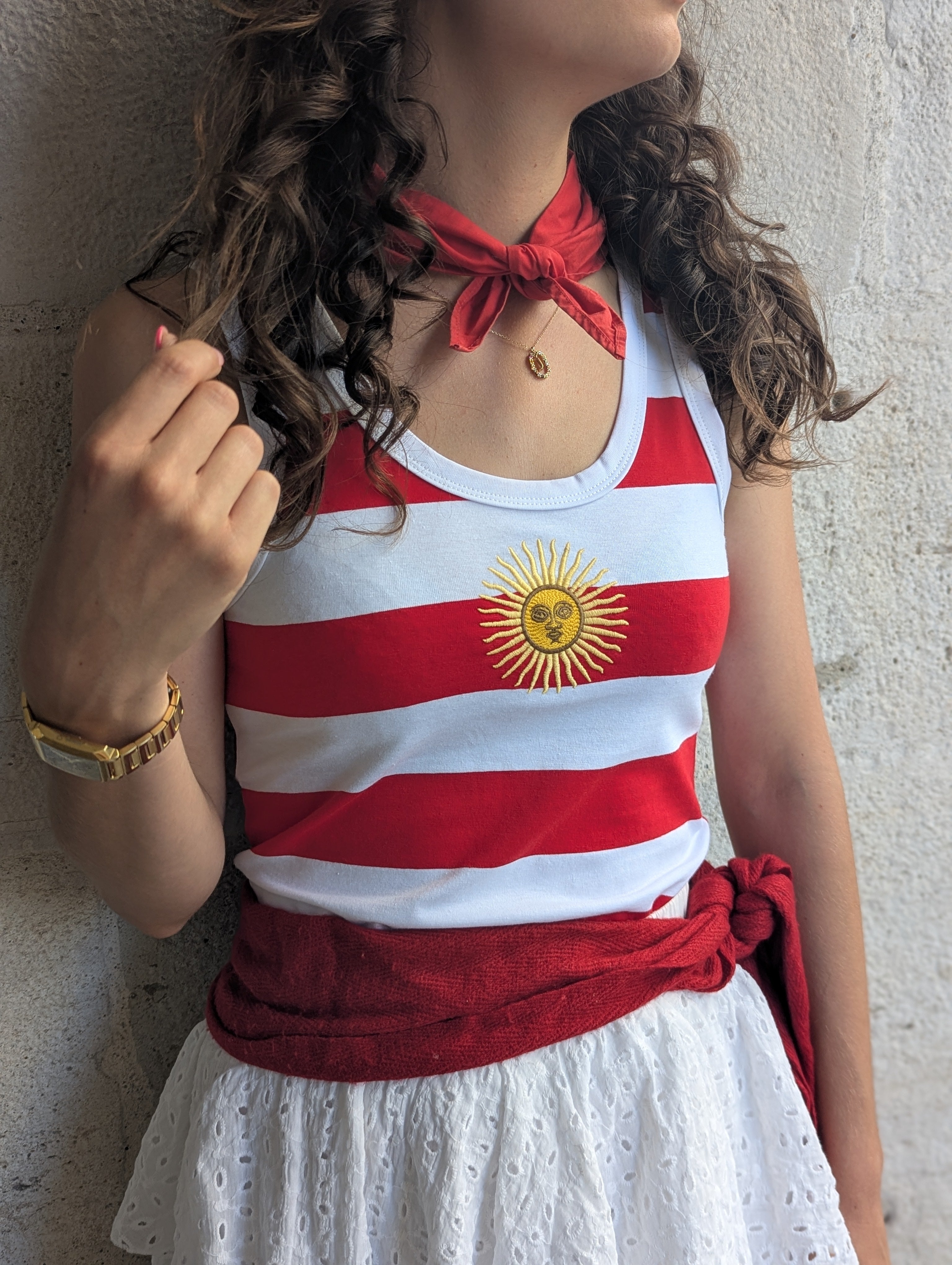 Débardeur rayé blanc et rouge avec un soleil jaune sur la poitrine. Top parfait pour tous les jours ou pour faire les fêtes de Bayonne et Pampelune. Mode femme boutique Ondres Sud Landes