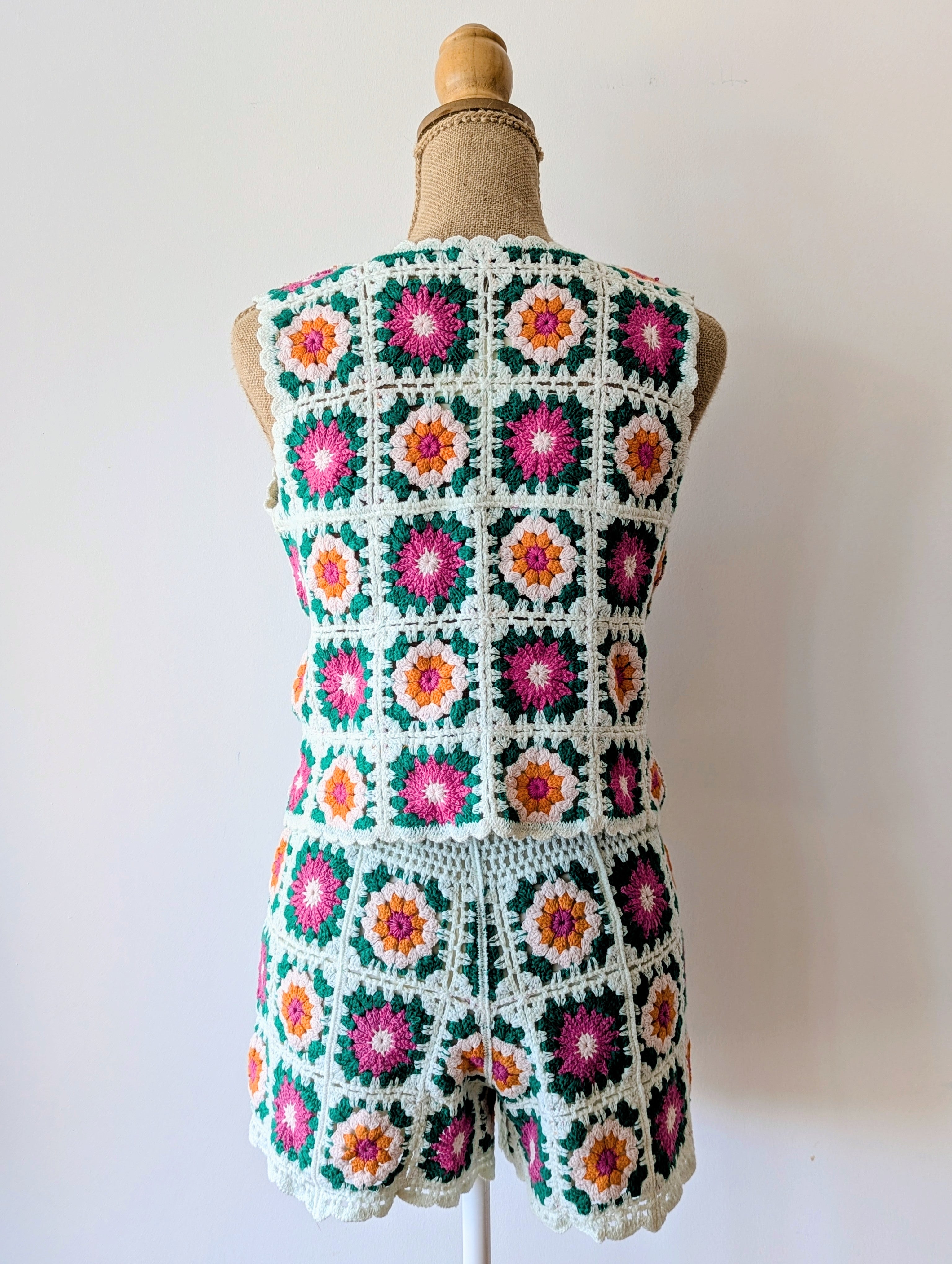 Ensemble en crochet flashy vert orange fuchsia top et short confortable en coton