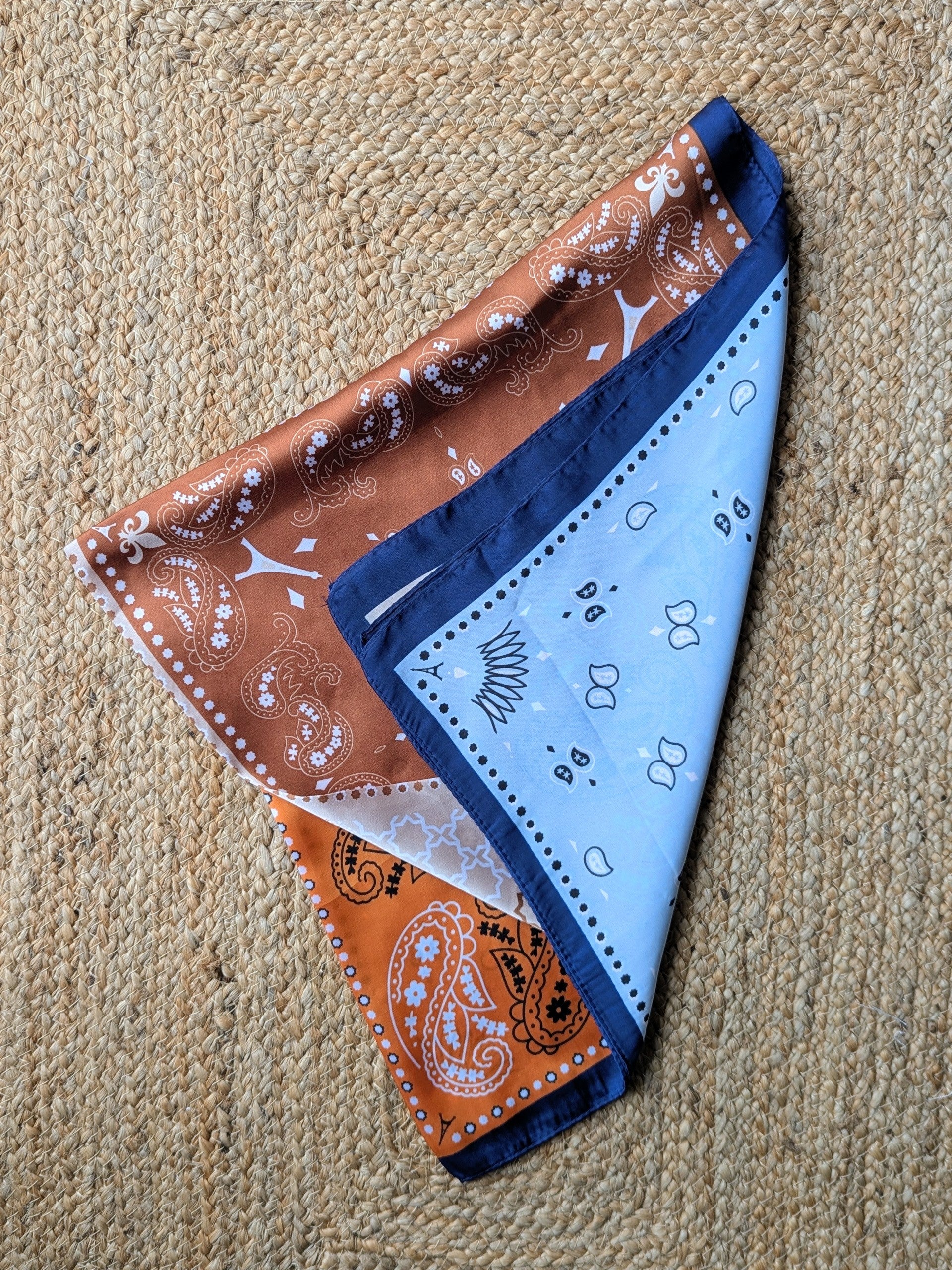 Foulard Carré Orange Bleu Marron avec des imprimés arabesques  et la tour Eiffel femme mode tendance sud landes