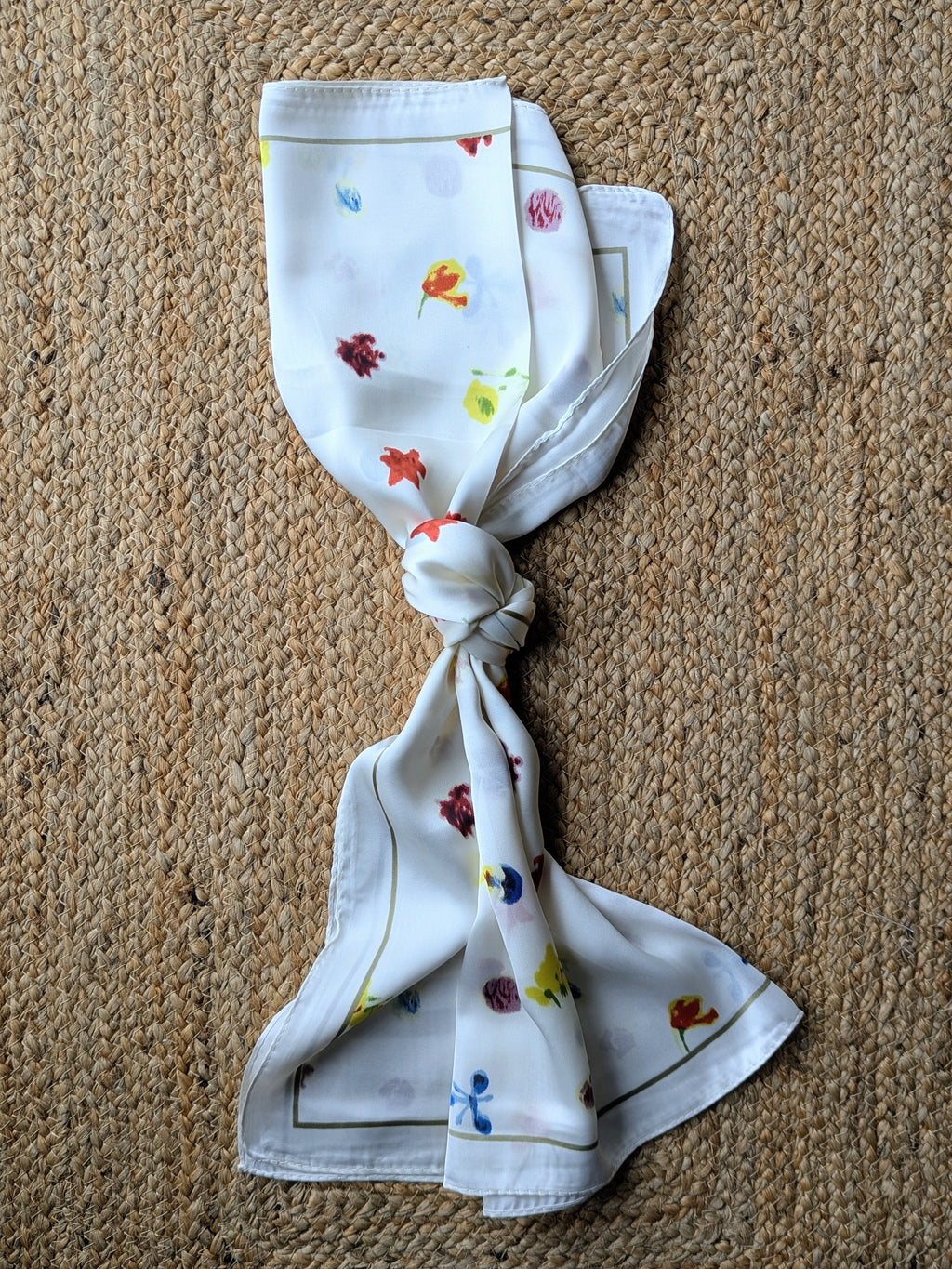 Foulard Carré blanc imprimés avec des petites fleurs de toutes les couleurs femme mode tendance sud landes