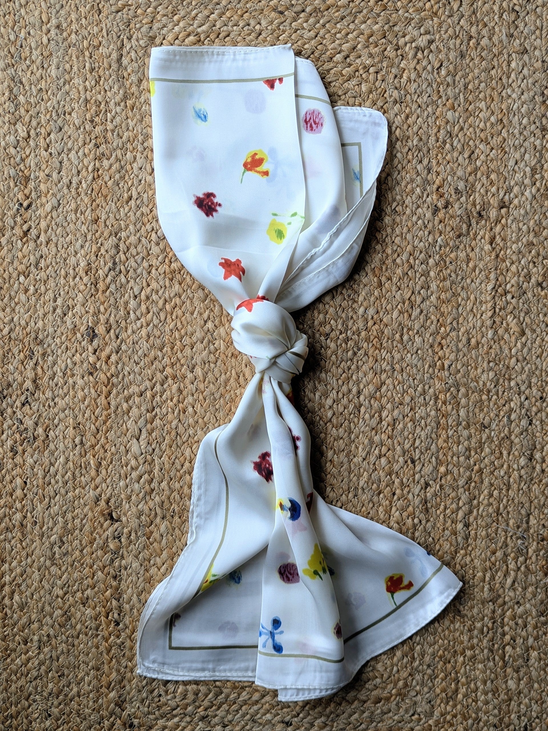 Foulard Carré blanc imprimés avec des petites fleurs de toutes les couleurs femme mode tendance sud landes