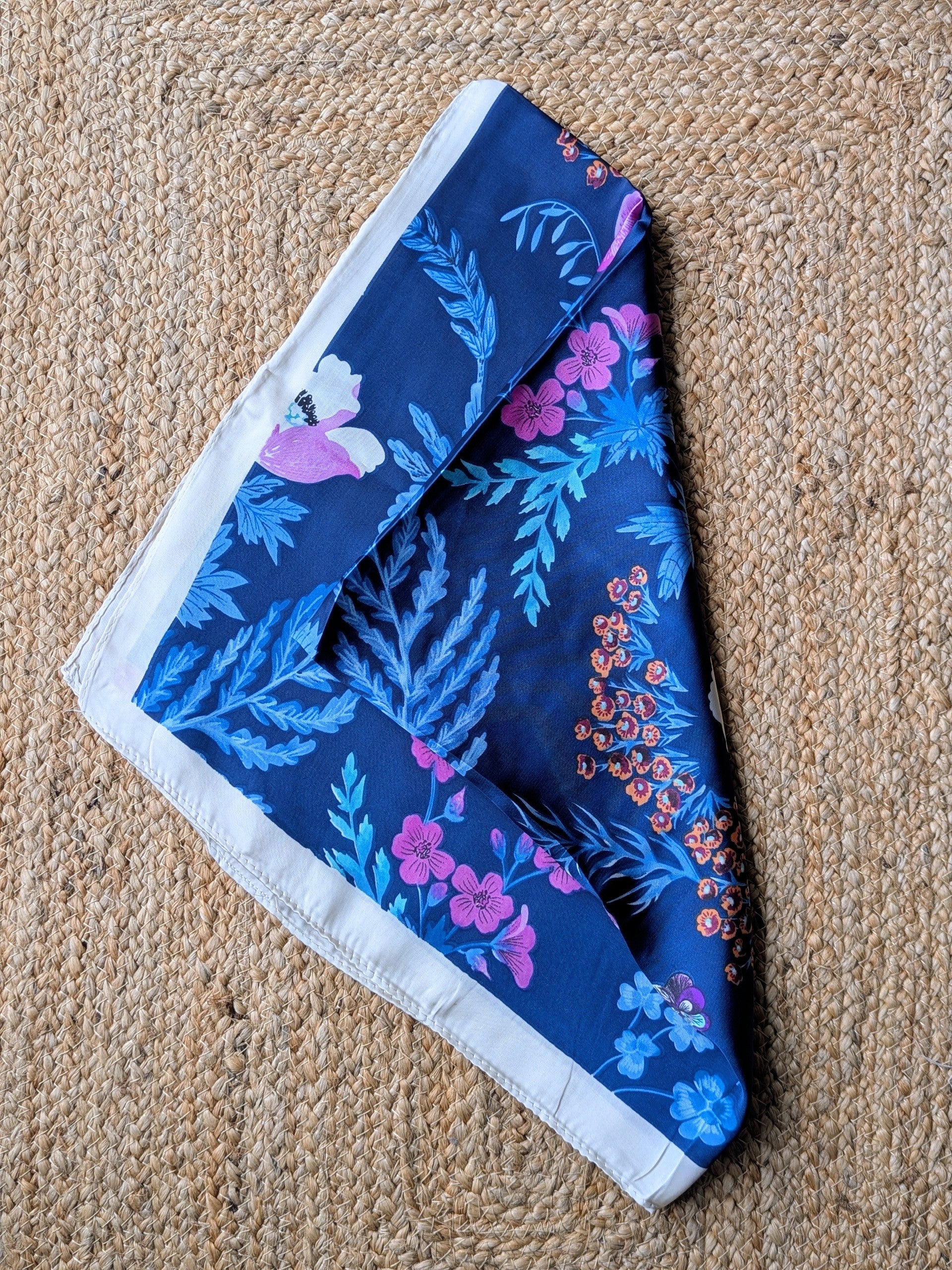 Foulard Carré imprimé bleu foncé fougères fleurs mode femme sud landes