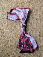Foulard Carré Bordeaux et rose avec des imprimés arabesques femme mode tendance sud landes