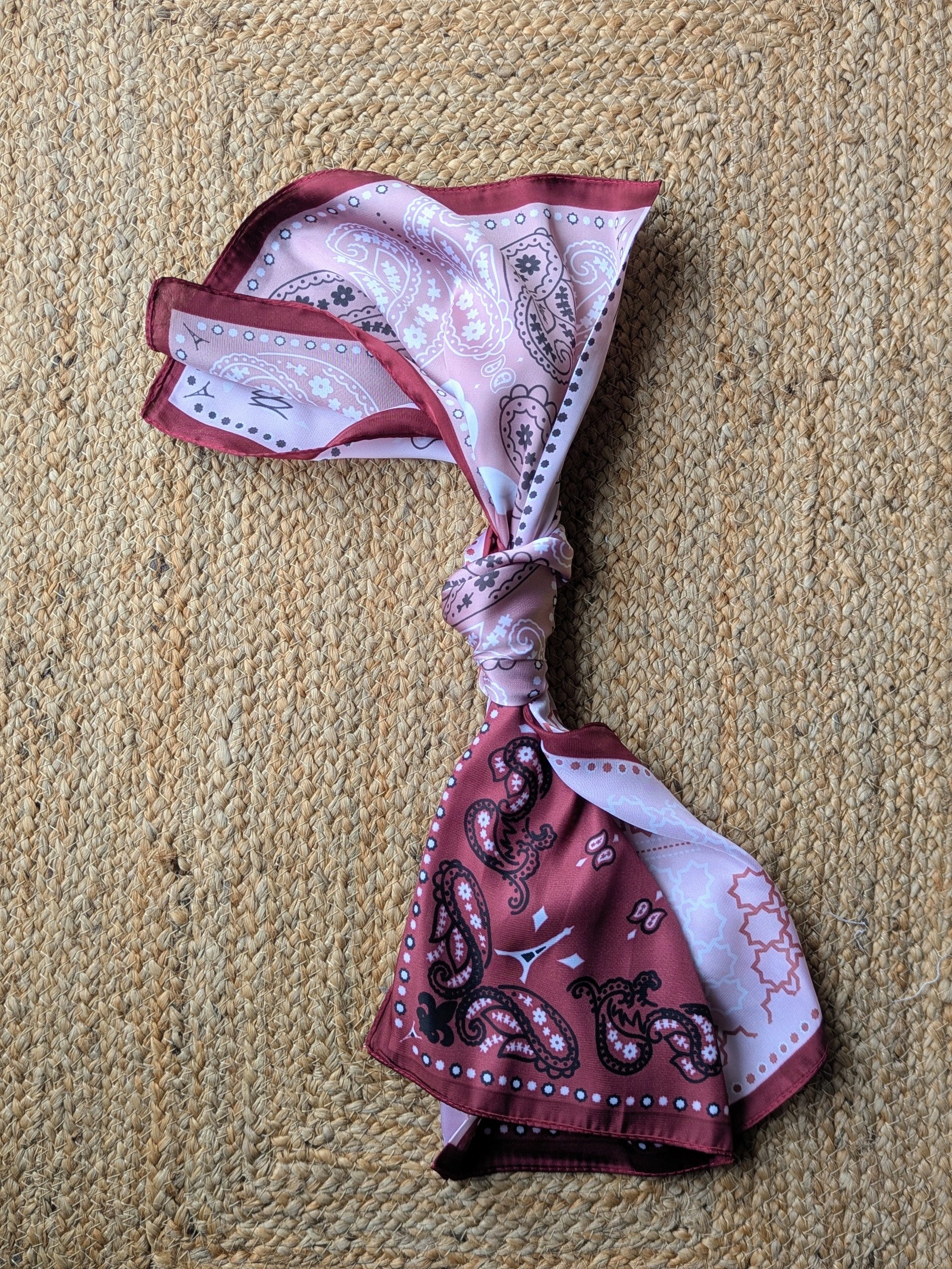 Foulard Carré Bordeaux et rose avec des imprimés arabesques femme mode tendance sud landes