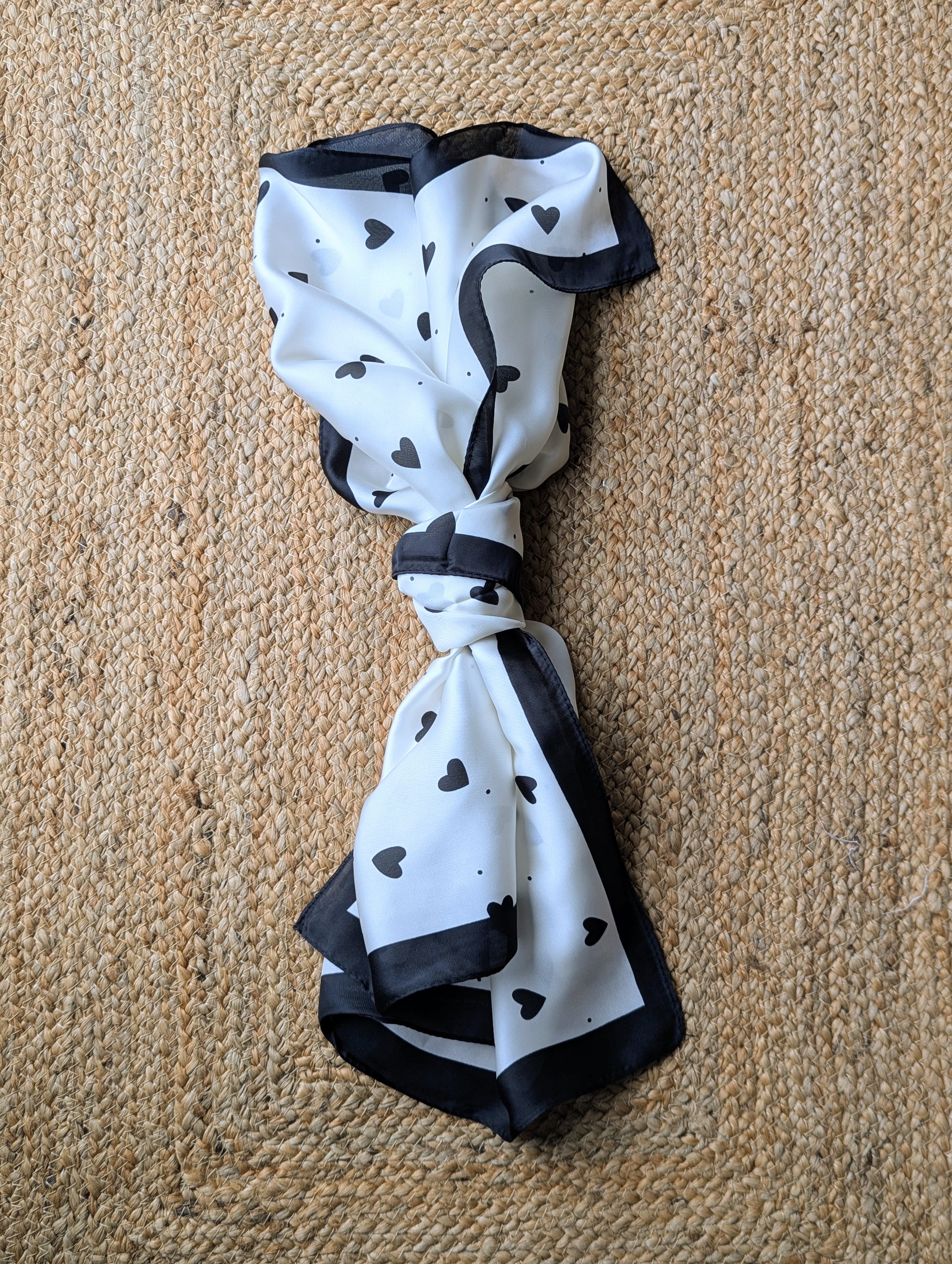 Foulard Carré Blanc petits cœurs noirs