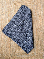 Foulard Carré vague bleu foncé et blanc