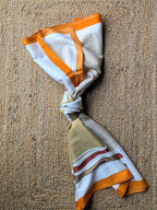 Foulard Carré blanc  orange kaki marron beige des tons automnaux comme une toile femme mode tendance sud landes