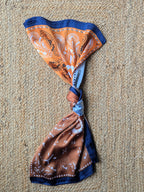 Foulard Carré orange marron et bleus avec des imprimés arabesques et des tours eiffel femme mode tendance sud landes