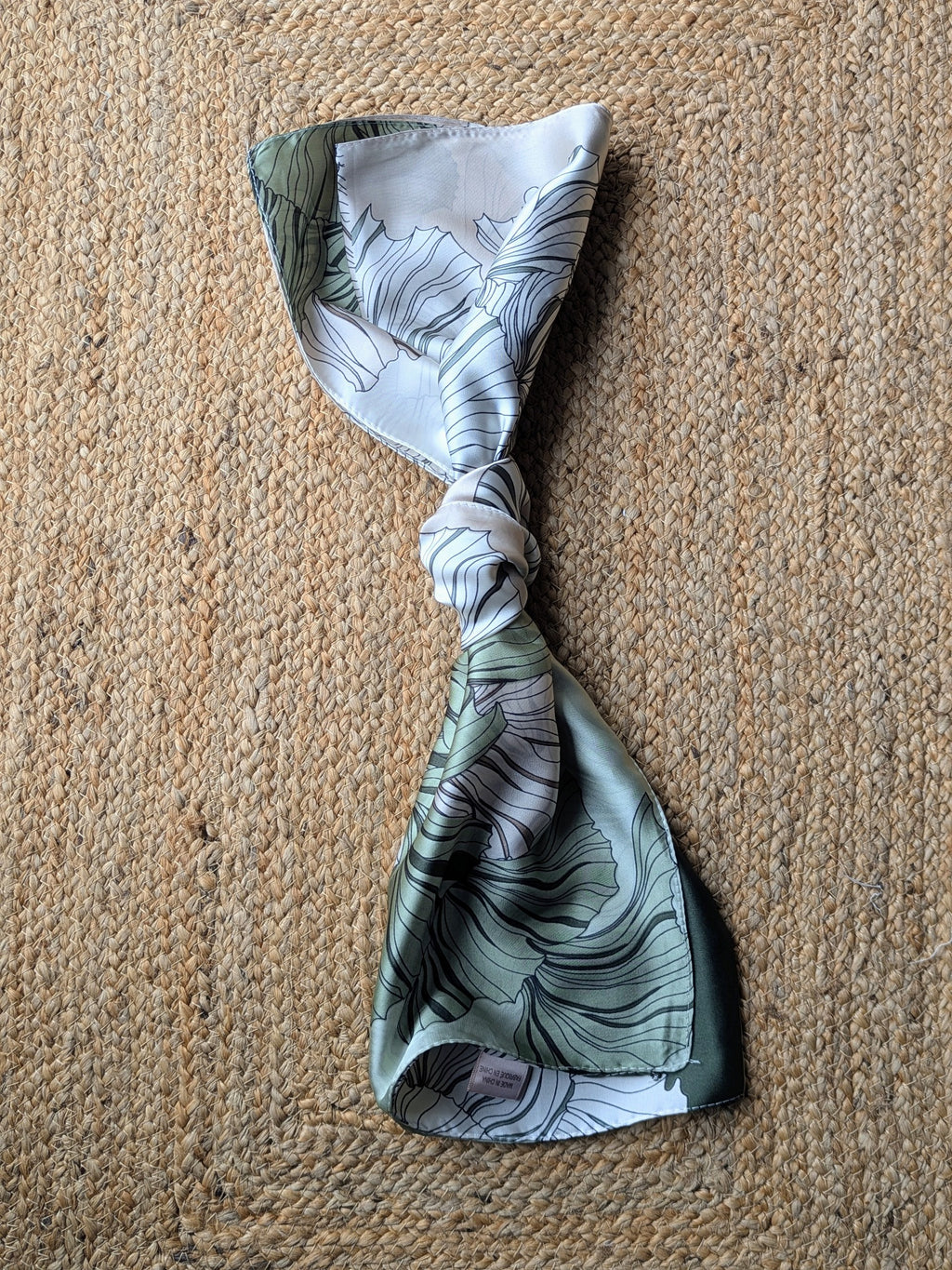 Foulard Carré imprimé grosses fleurs blanches vertes kakis femme mode tendance sud landes