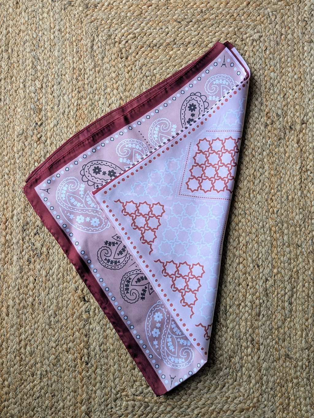 Foulard Carré Bordeaux et rose avec des imprimés arabesques femme mode tendance sud landes