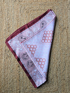 Foulard Carré Bordeaux et rose avec des imprimés arabesques femme mode tendance sud landes