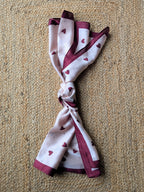 Foulard Carré Blanc petits cœurs bordeaux