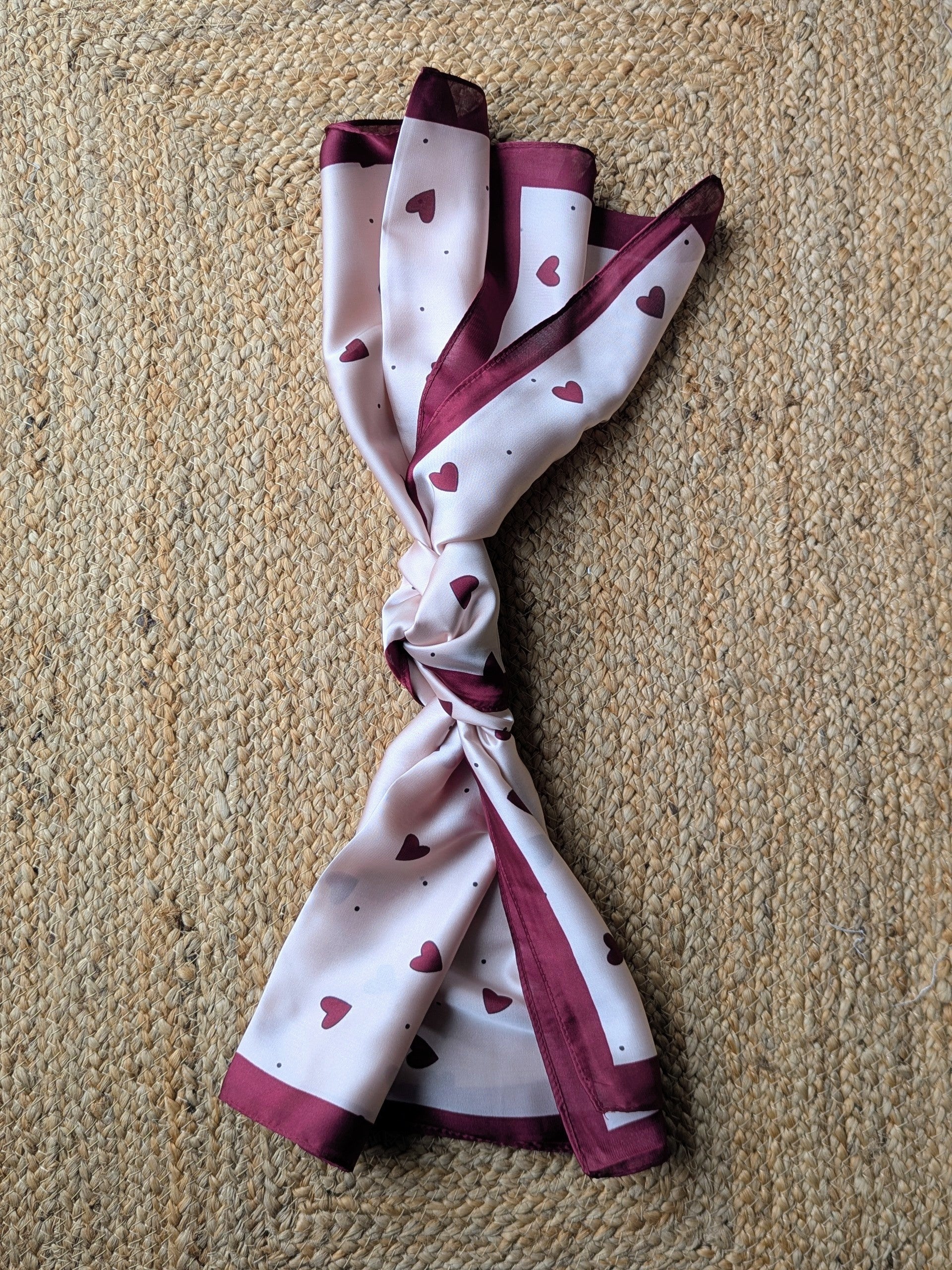 Foulard Carré Blanc petits cœurs bordeaux