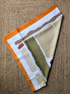 Foulard Carré blanc  orange kaki marron beige des tons automnaux comme une toile femme mode tendance sud landes