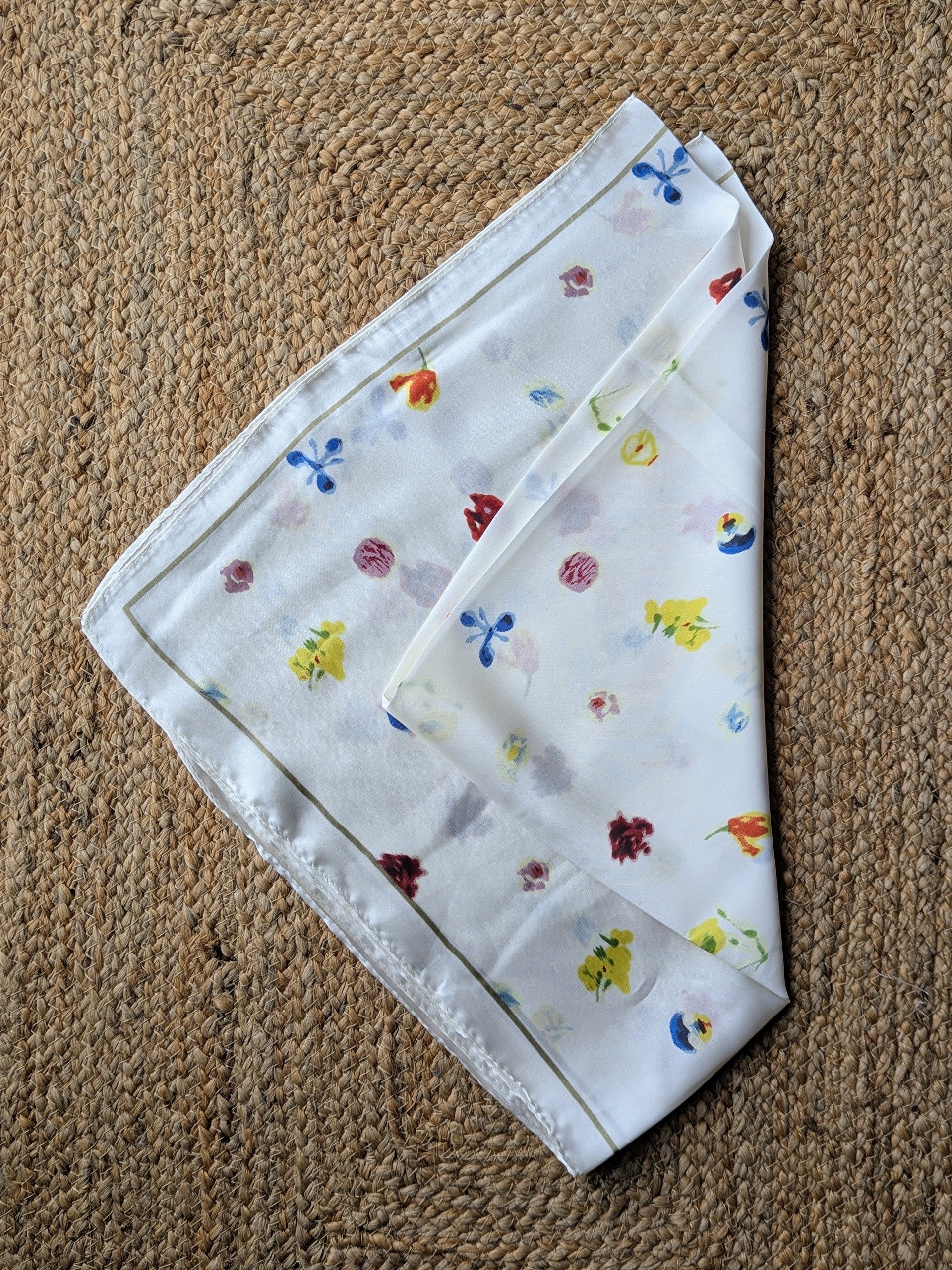 Foulard Carré blanc imprimés avec des petites fleurs de toutes les couleurs femme mode tendance sud landes