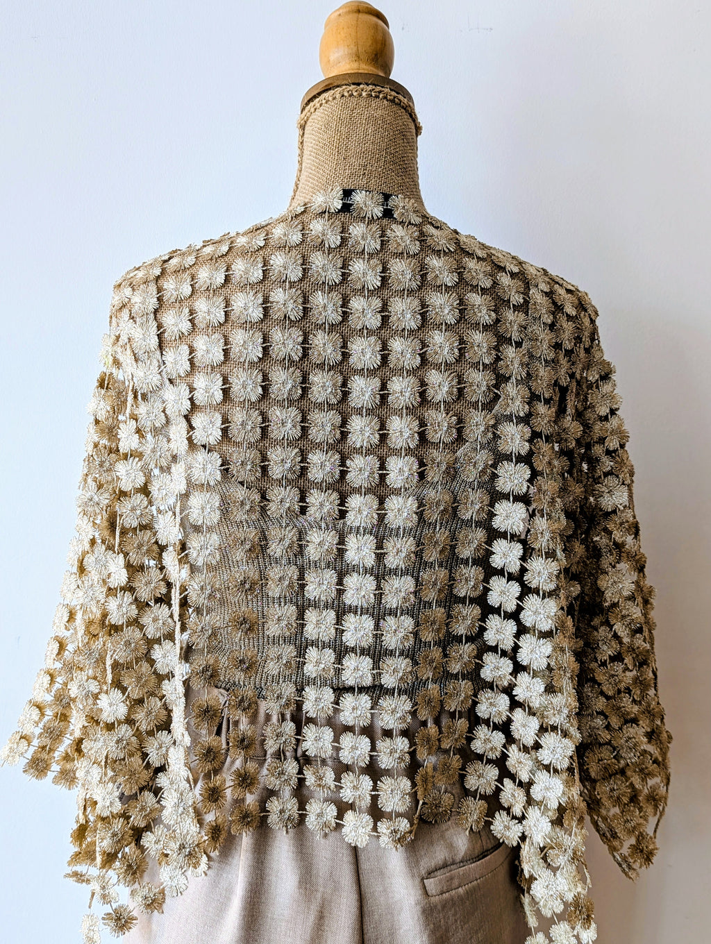 Gilet broderie fleurs or manches courtes style bolero
