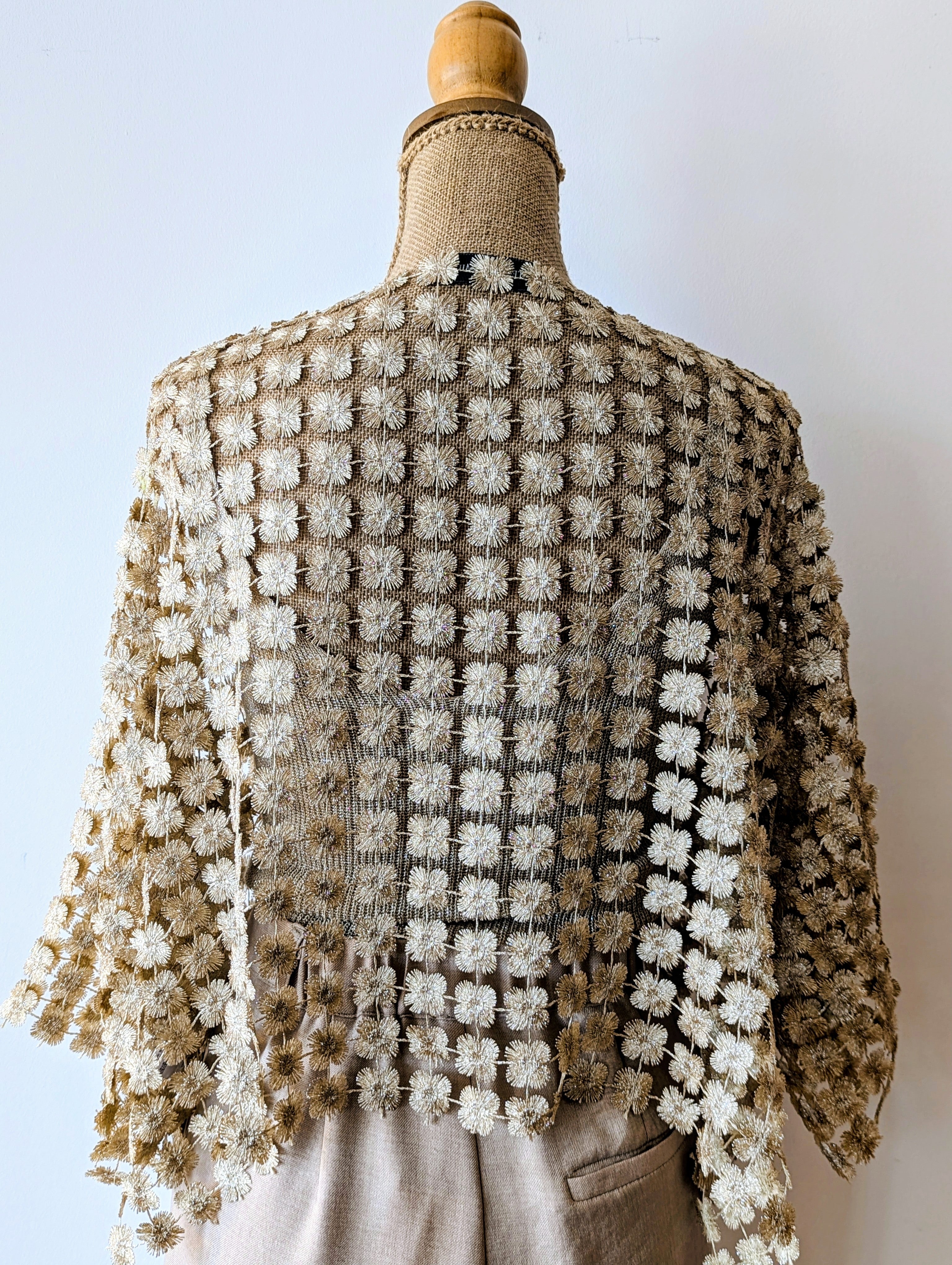 Gilet broderie fleurs or manches courtes style bolero