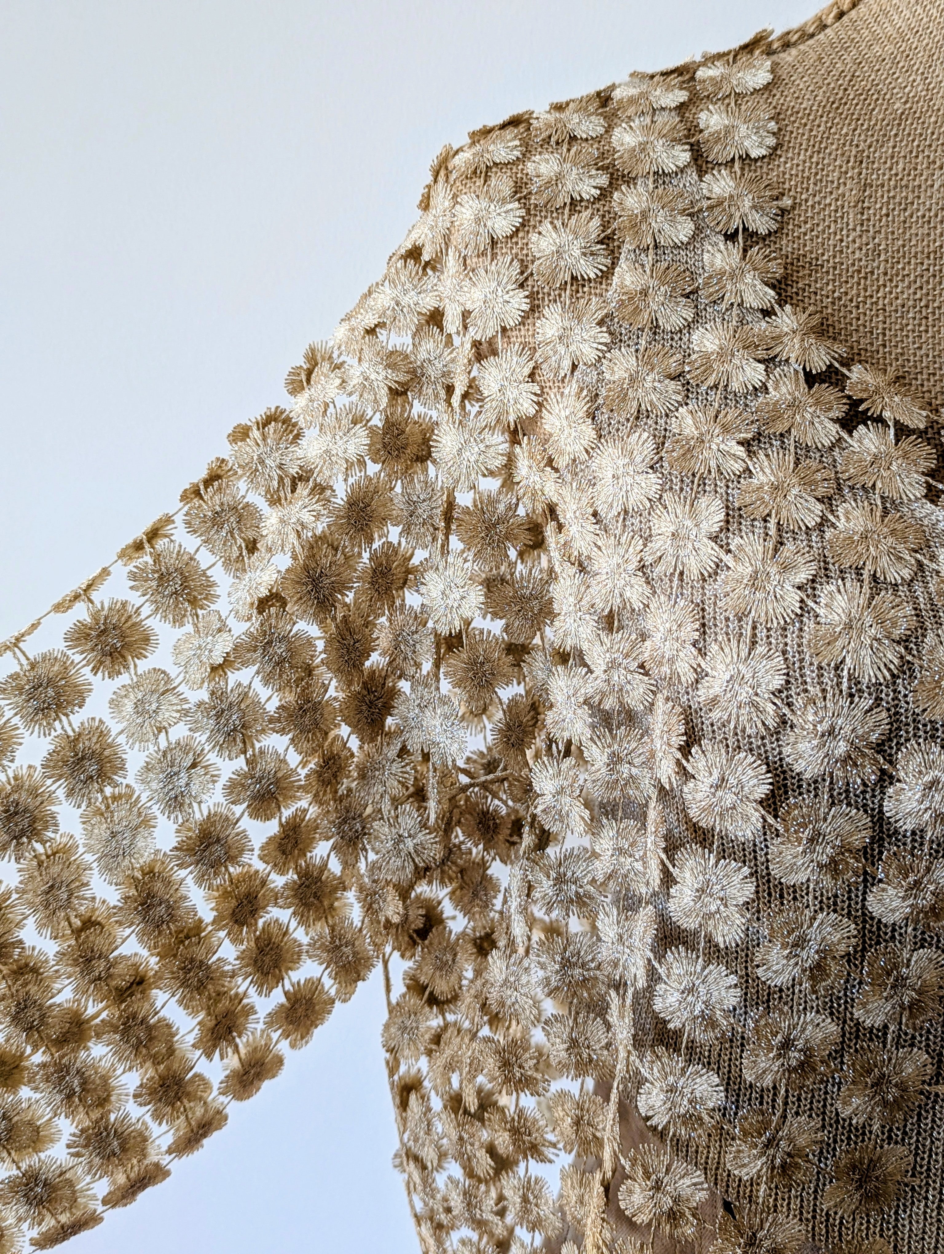 Gilet broderie fleurs or manches courtes style bolero delicat look chic
