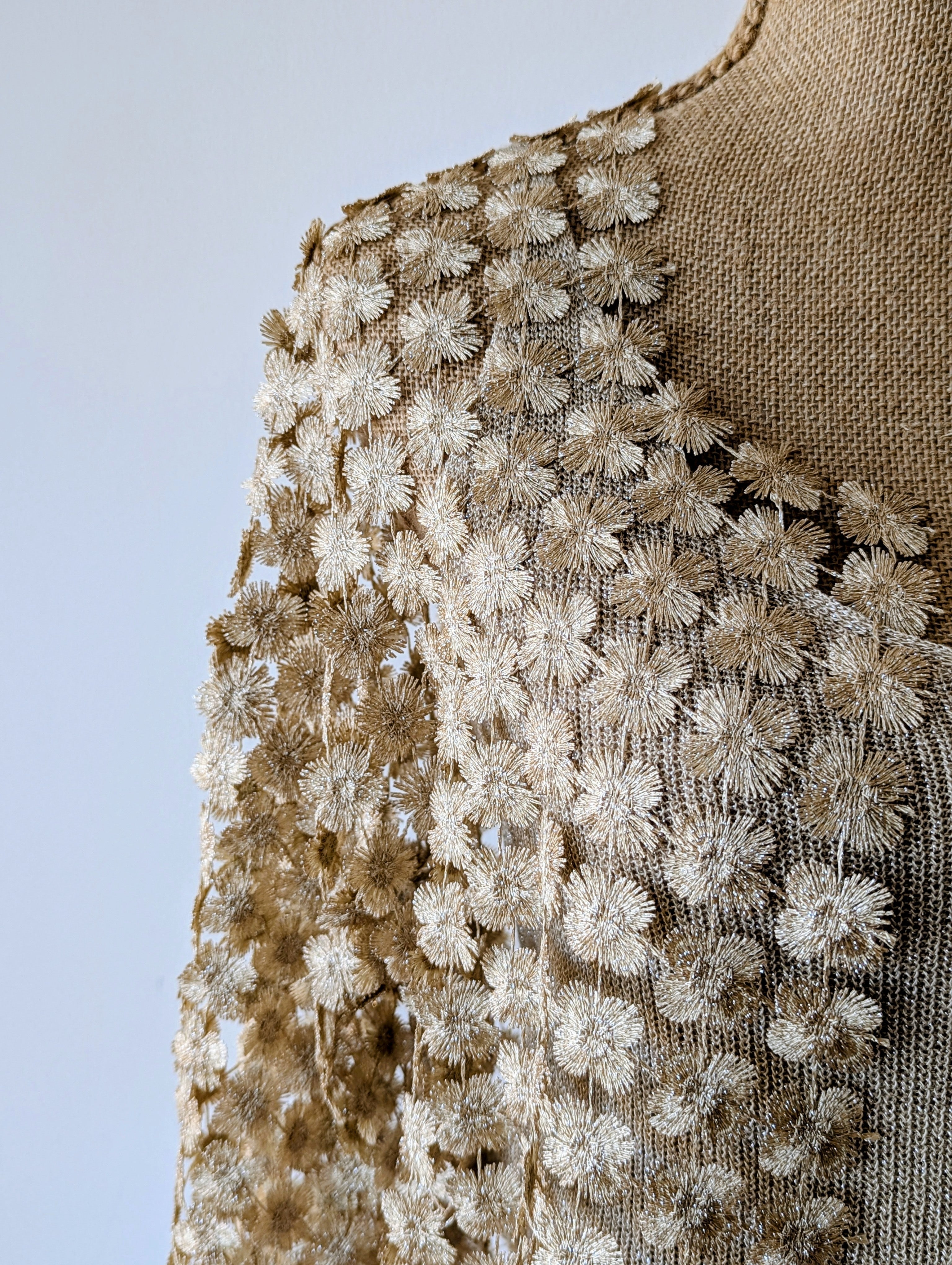 Gilet broderie fleurs or manches courtes style bolero