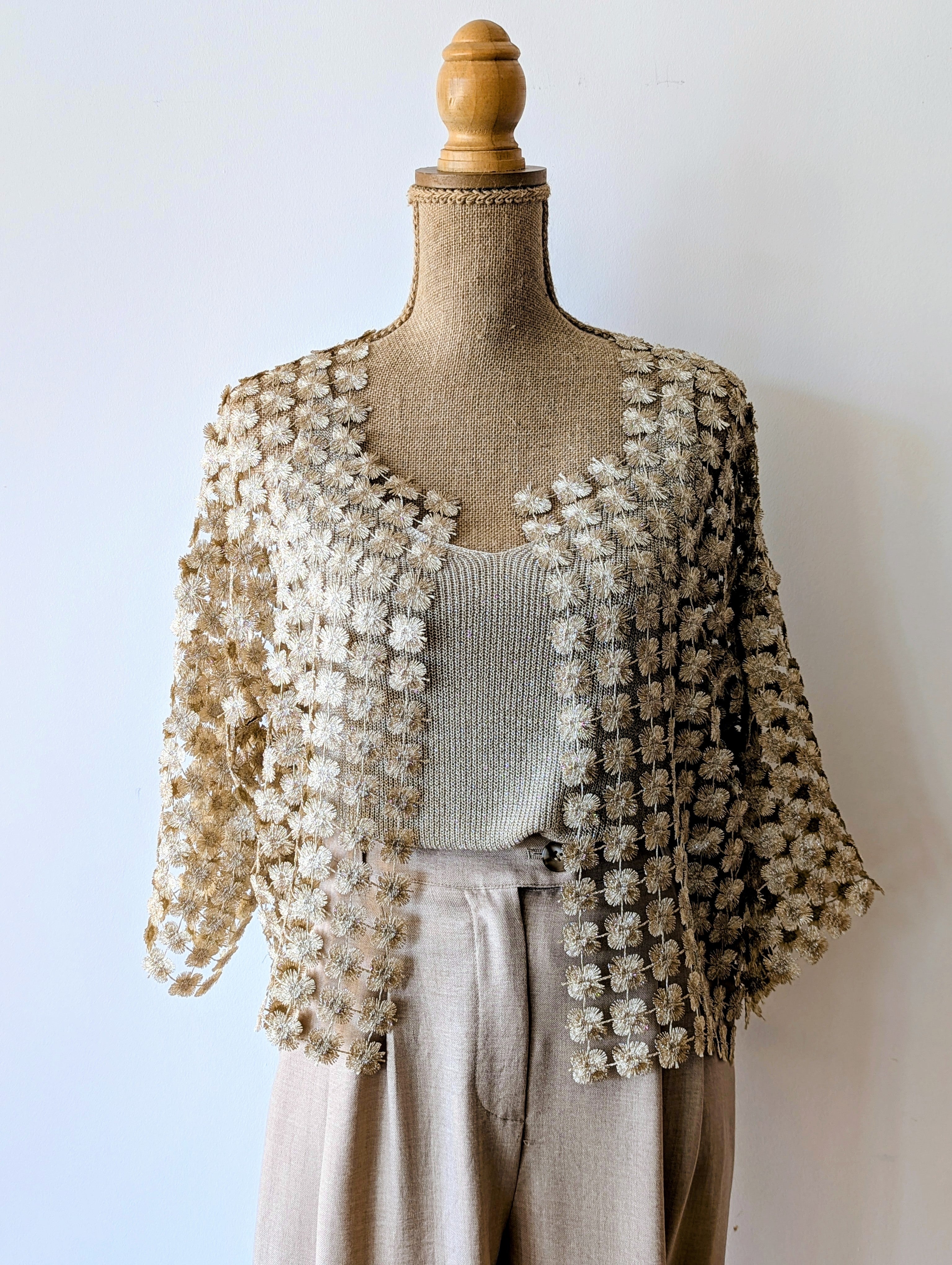 Gilet broderie fleurs or manches courtes style bolero chic elegant