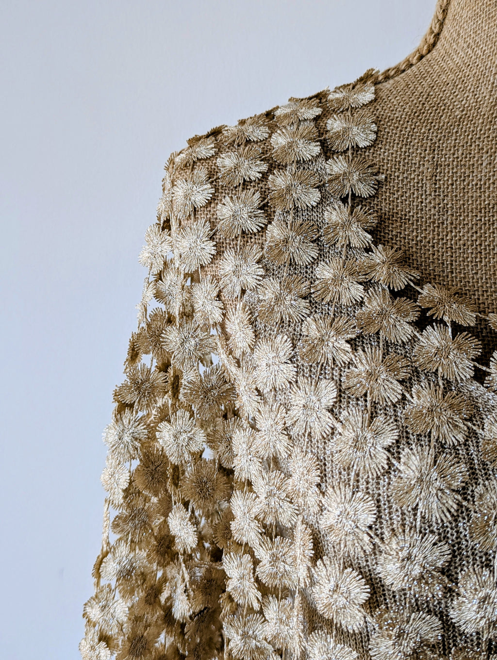 Gilet broderie fleurs or manches courtes style bolero look chic 