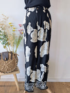 Pantalon Fluide Noir avec des grosses fleurs crèmes et blanches, chic et tendance pour femme grande taille pulpeuse Curvy mode sud landes Ondres Tarnos