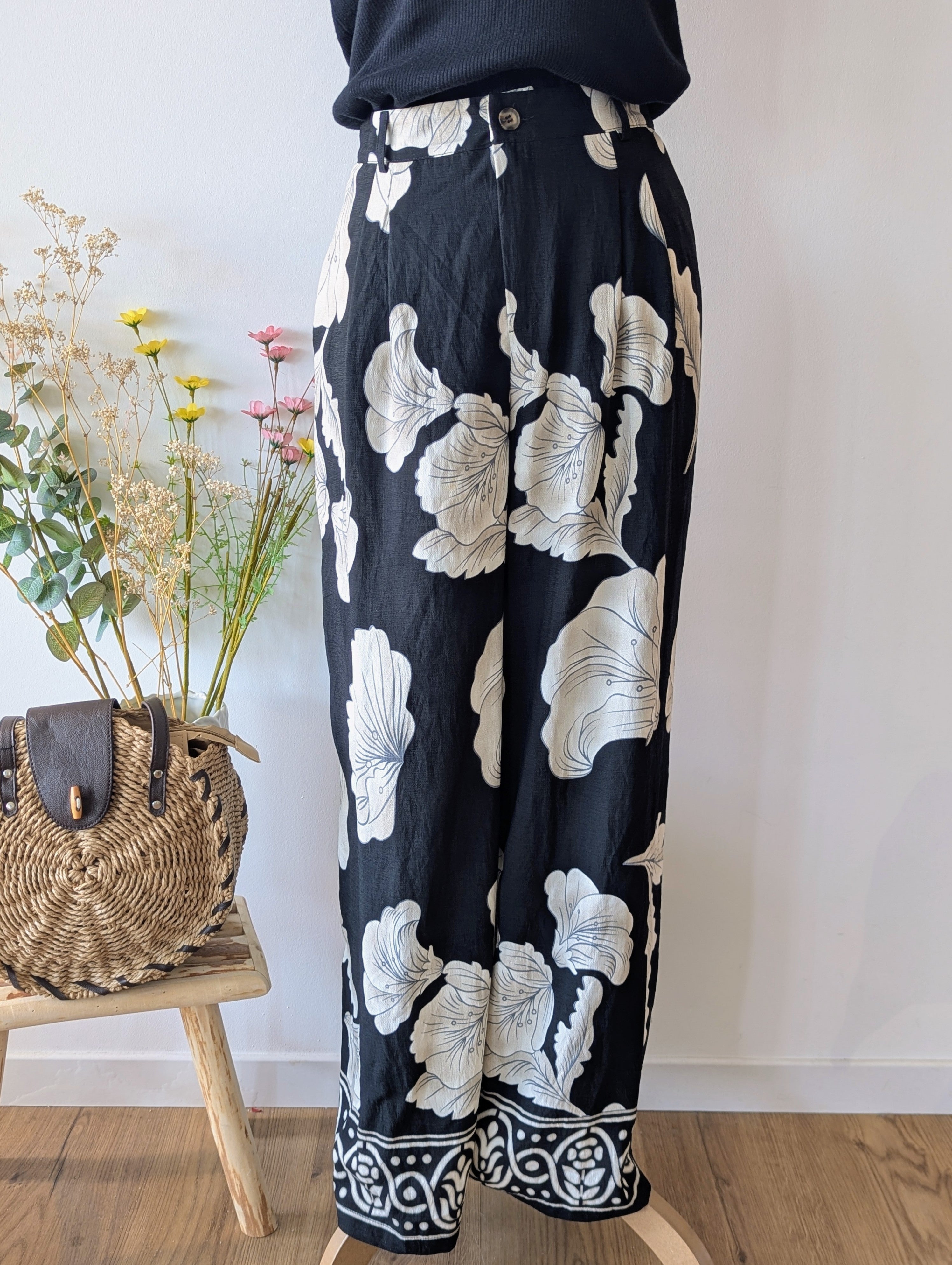 Pantalon Fluide Noir avec des grosses fleurs crèmes et blanches, chic et tendance pour femme grande taille pulpeuse Curvy mode sud landes Ondres Tarnos