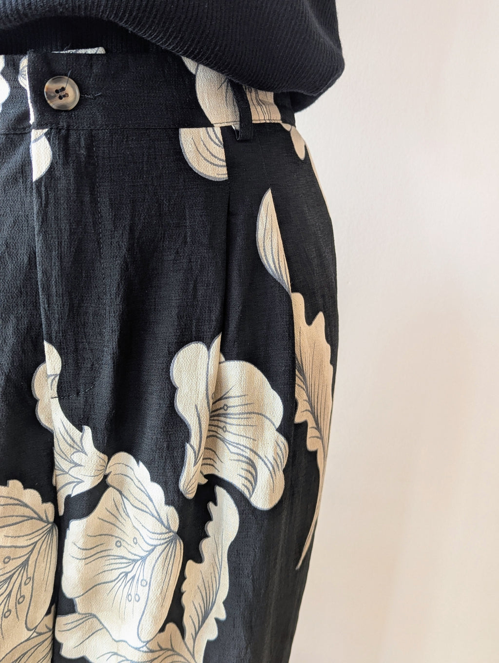 Pantalon Fluide Noir avec des grosses fleurs crèmes et blanches, chic et tendance pour femme grande taille pulpeuse Curvy mode sud landes Ondres Tarnos