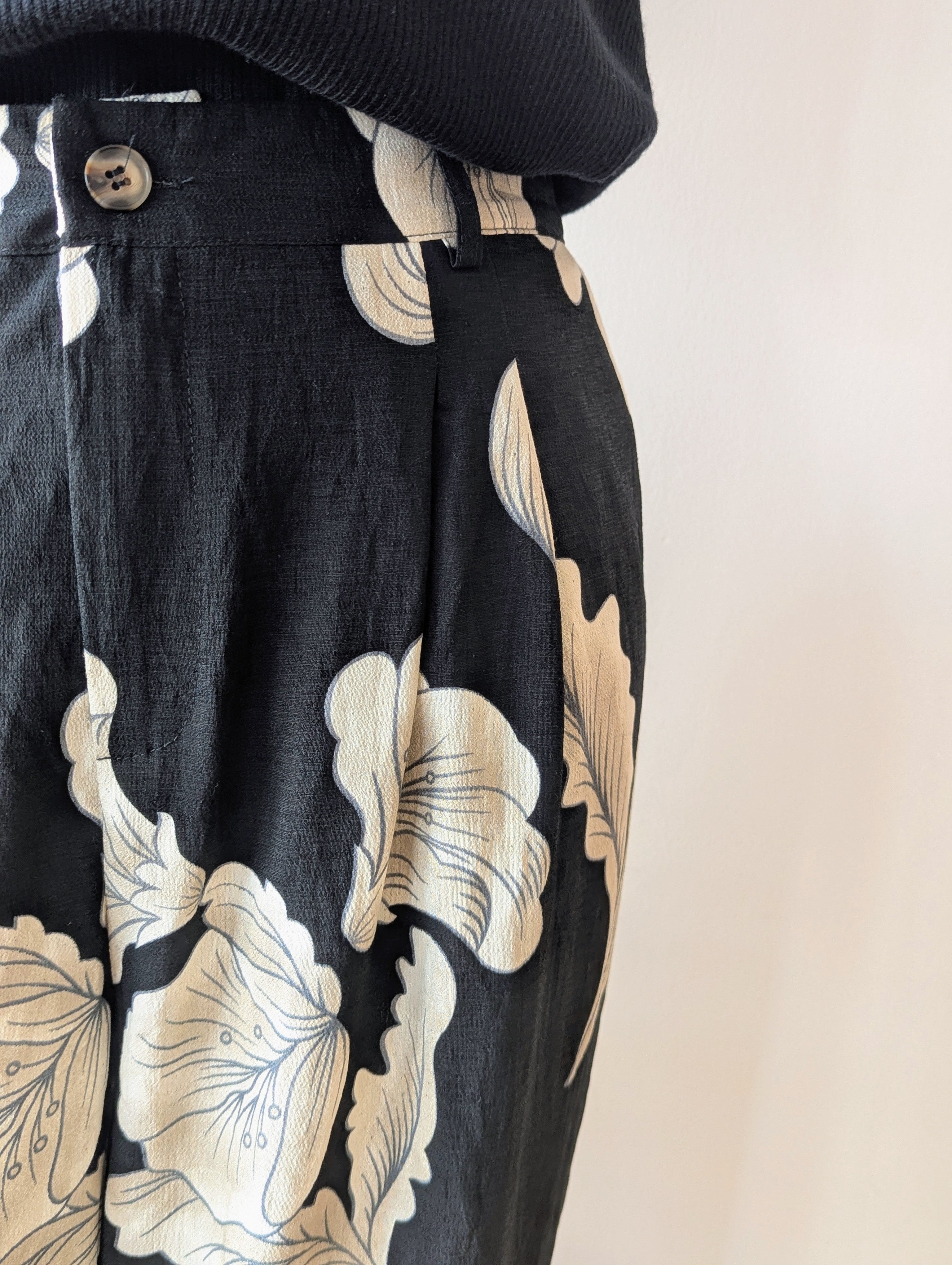 Pantalon Fluide Noir avec des grosses fleurs crèmes et blanches, chic et tendance pour femme grande taille pulpeuse Curvy mode sud landes Ondres Tarnos