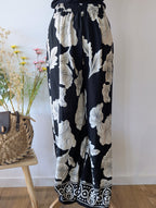 Pantalon Fluide Noir avec des grosses fleurs crèmes et blanches, chic et tendance pour femme grande taille pulpeuse Curvy mode sud landes Ondres Tarnos