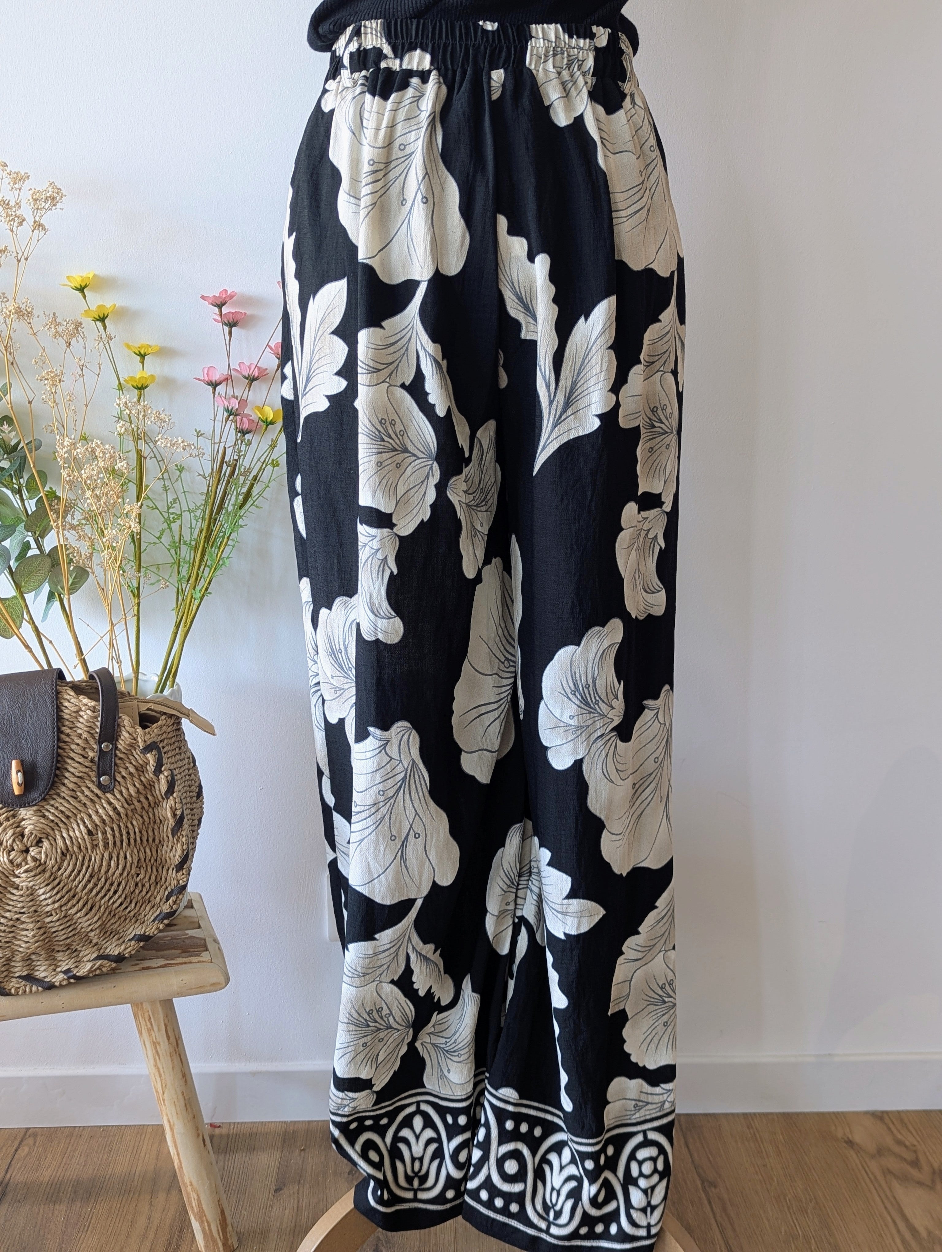 Pantalon Fluide Noir avec des grosses fleurs crèmes et blanches, chic et tendance pour femme grande taille pulpeuse Curvy mode sud landes Ondres Tarnos