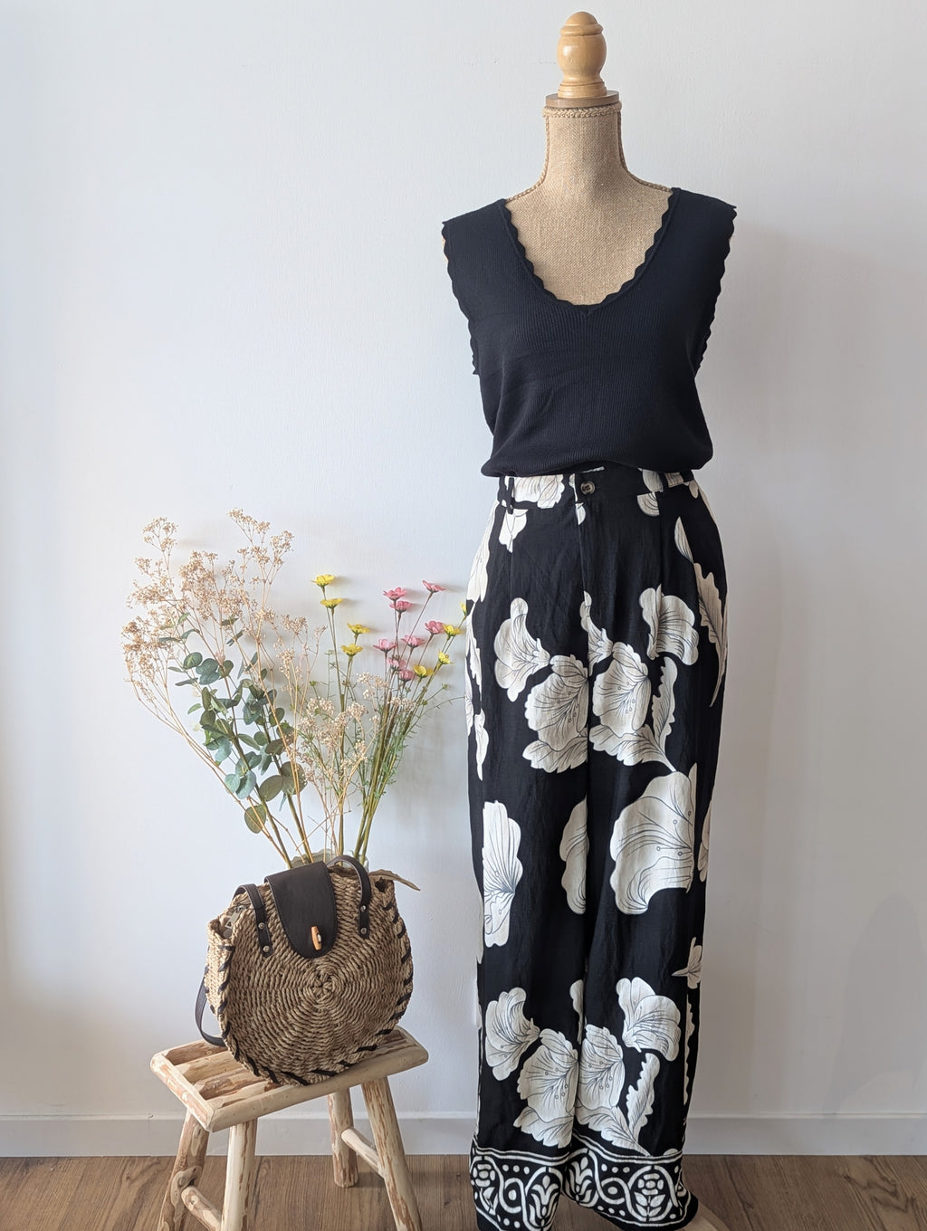 Pantalon Fluide Noir avec des grosses fleurs crèmes et blanches, chic et tendance pour femme grande taille pulpeuse Curvy mode sud landes Ondres Tarnos