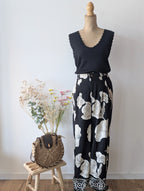 Pantalon Fluide Noir avec des grosses fleurs crèmes et blanches, chic et tendance pour femme grande taille pulpeuse Curvy mode sud landes Ondres Tarnos