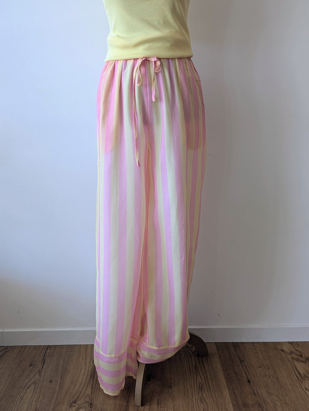 Pantalon à rayures jaunes et roses fluide et léger, taille élastique, pour les longues jambes, femme mode sud landes cote basque