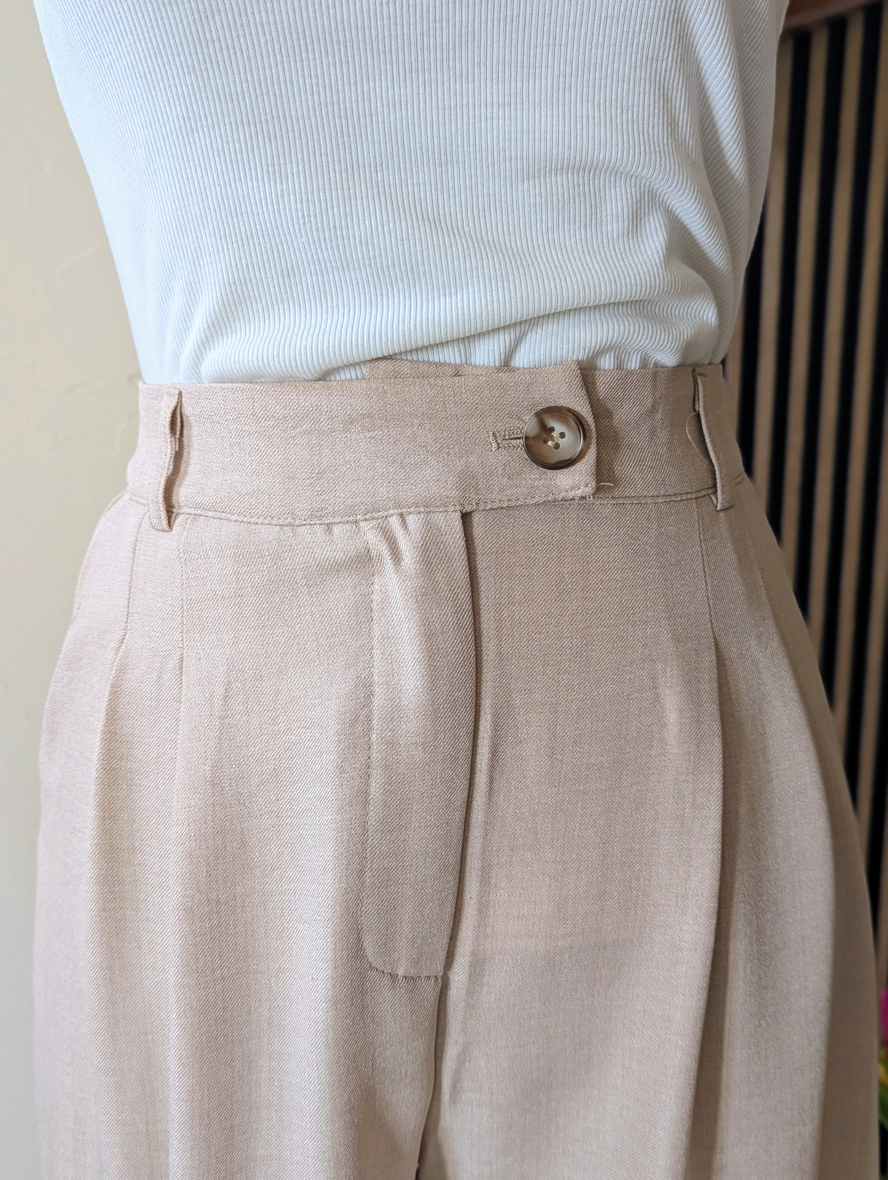 Ensemble Blazer Pantalon Beige 
Pantalon taille Haute avec des pinces  Matière légère Tenue Cérémonies  Mode Femme Ondres Labenne