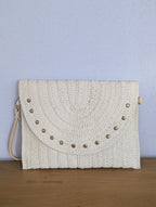 pochette maille papier beige pour la plage, petites perles summer vibes été, sac pour soirée cérémonies mode femme sud landes Ondres