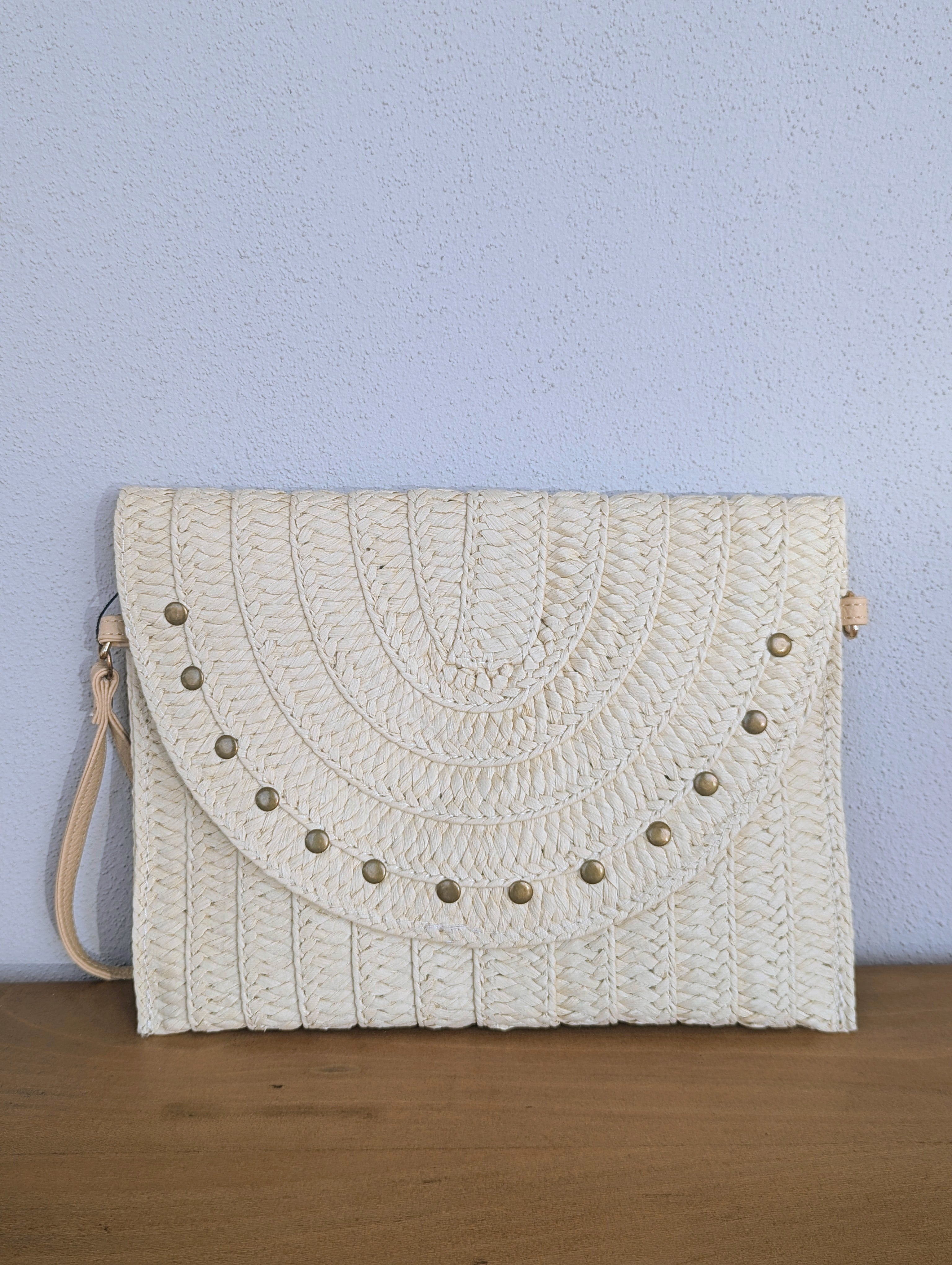pochette maille papier beige pour la plage, petites perles summer vibes été, sac pour soirée cérémonies mode femme sud landes Ondres