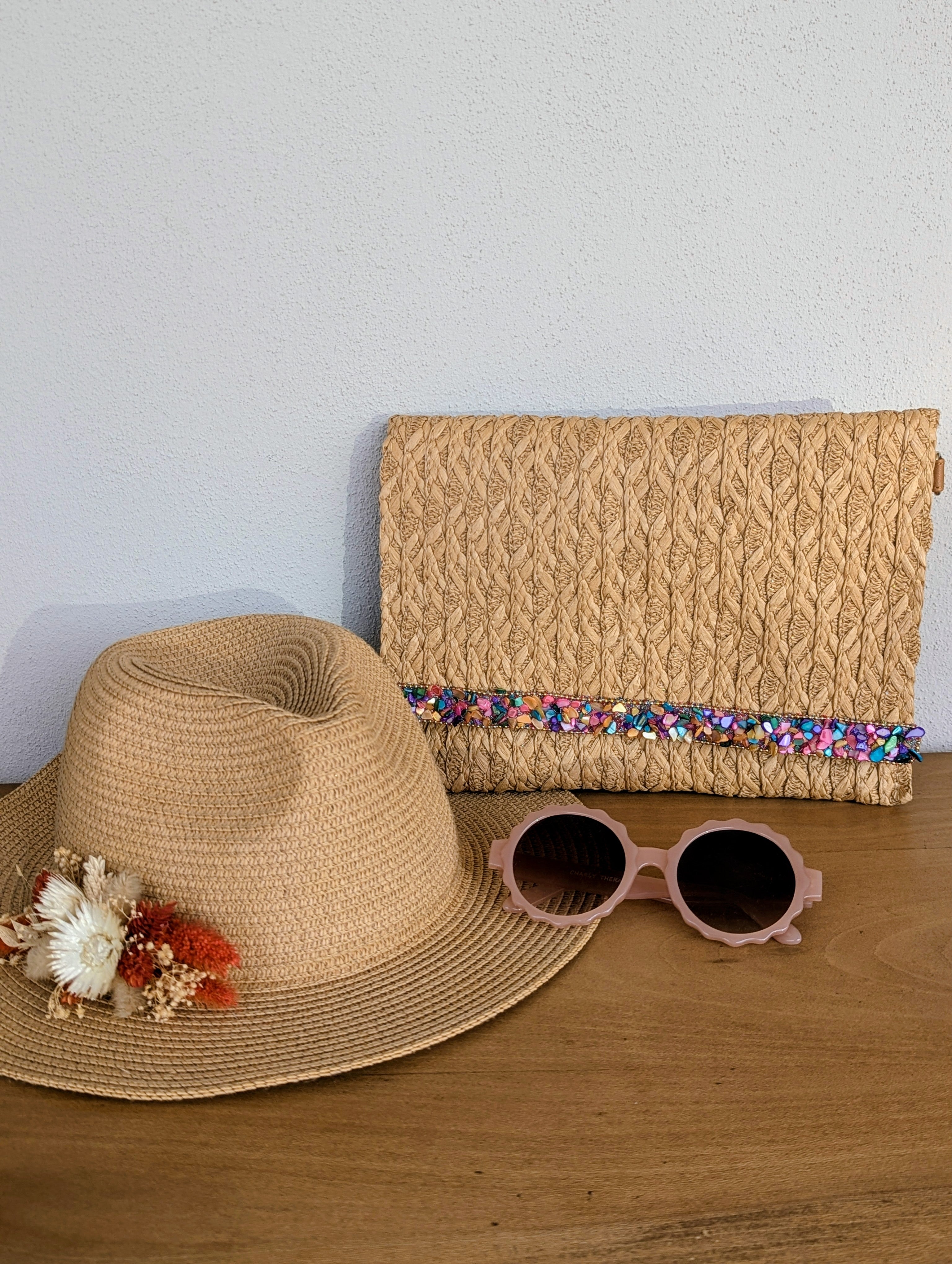 pochette maille papier camel pour la plage, petites perles summer vibes été, sac pour soirée cérémonies mode femme sud landes Ondres