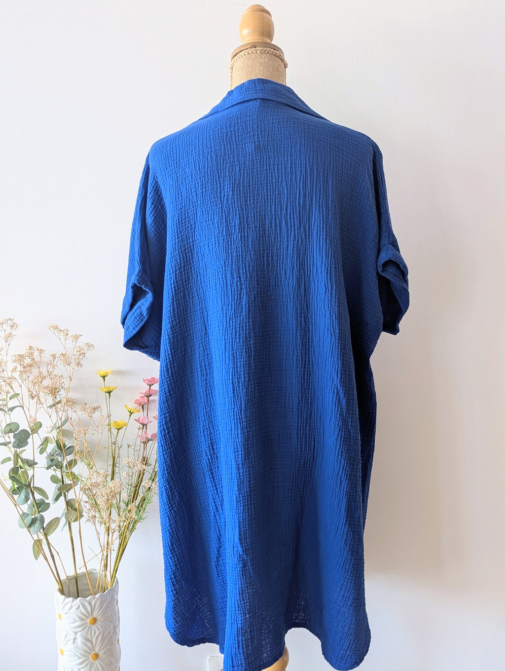 Robe chemise courte en gaze de coton bleu roi, décolleté en V à manches courtes pour femmes curvy grande taille pulpeuse mode sud landes Ondres Bayonne Labenne